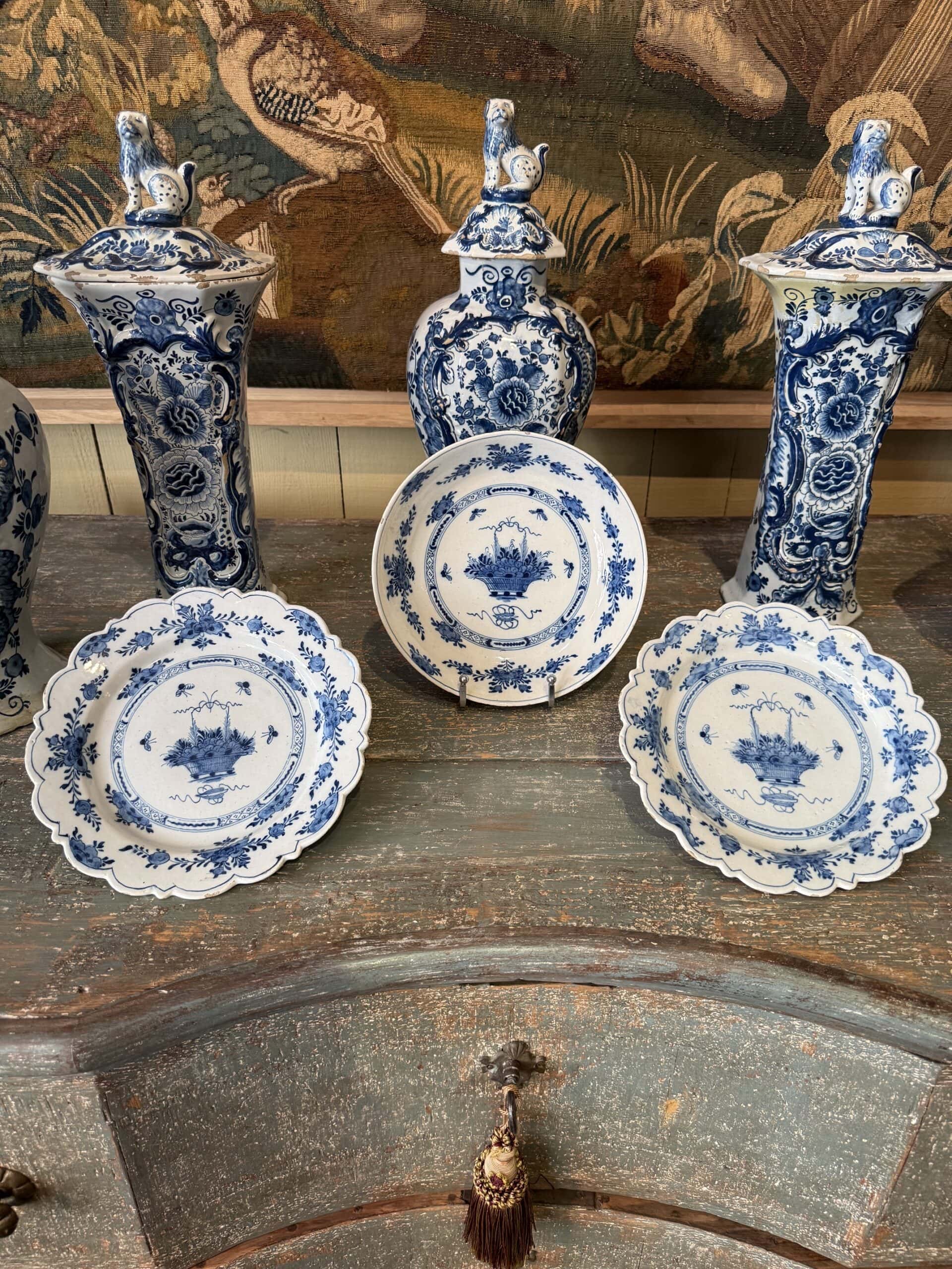 Suite de 3 assiettes à bord festonné en faïence de Delft XVIIIe bleue et blanche, décor papillons et panier de fleurs de style chinois Kangxi