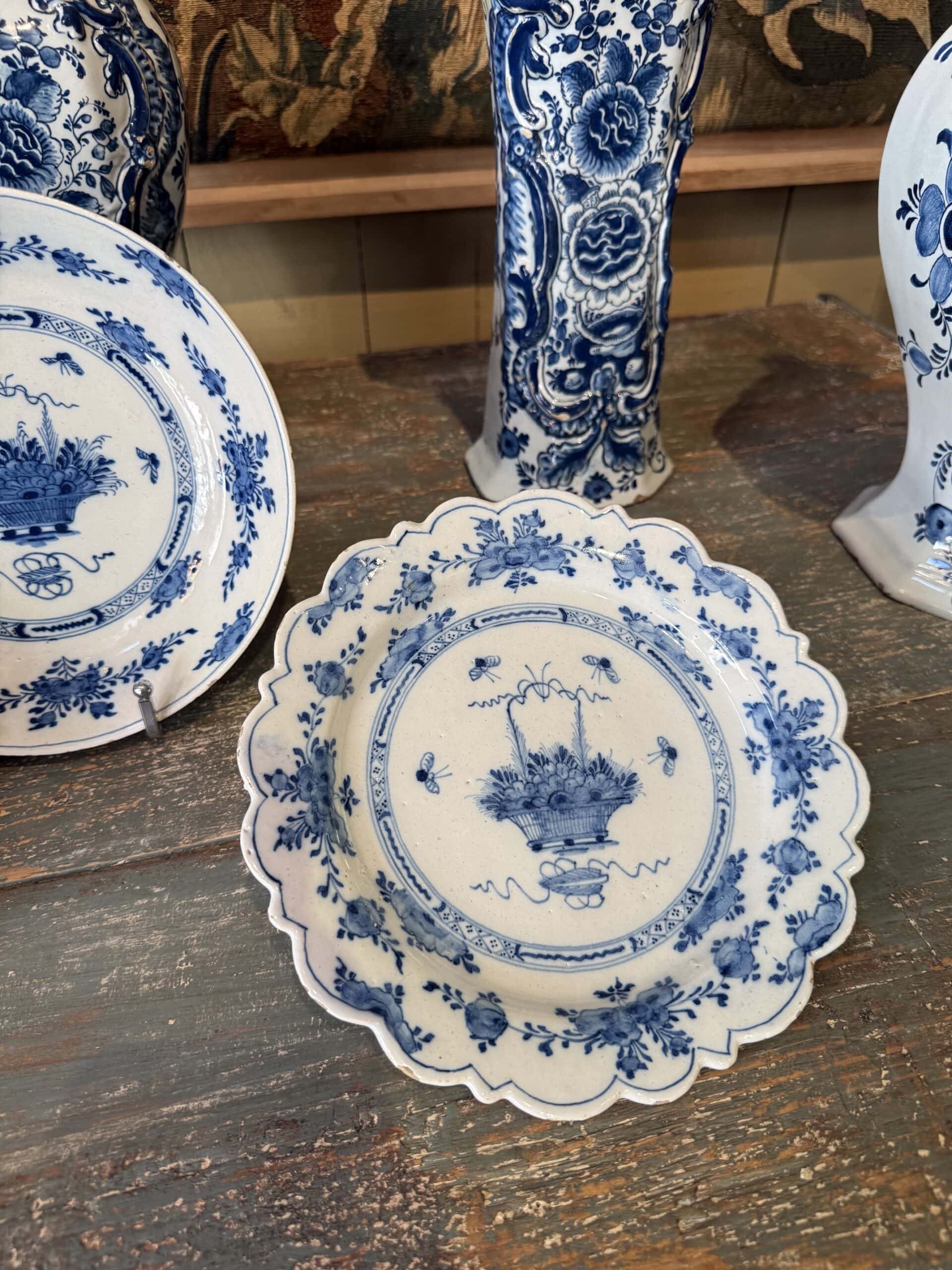 Suite de 3 assiettes à bord festonné en faïence de Delft XVIIIe bleue et blanche, décor papillons et panier de fleurs de style chinois Kangxi – Image 3