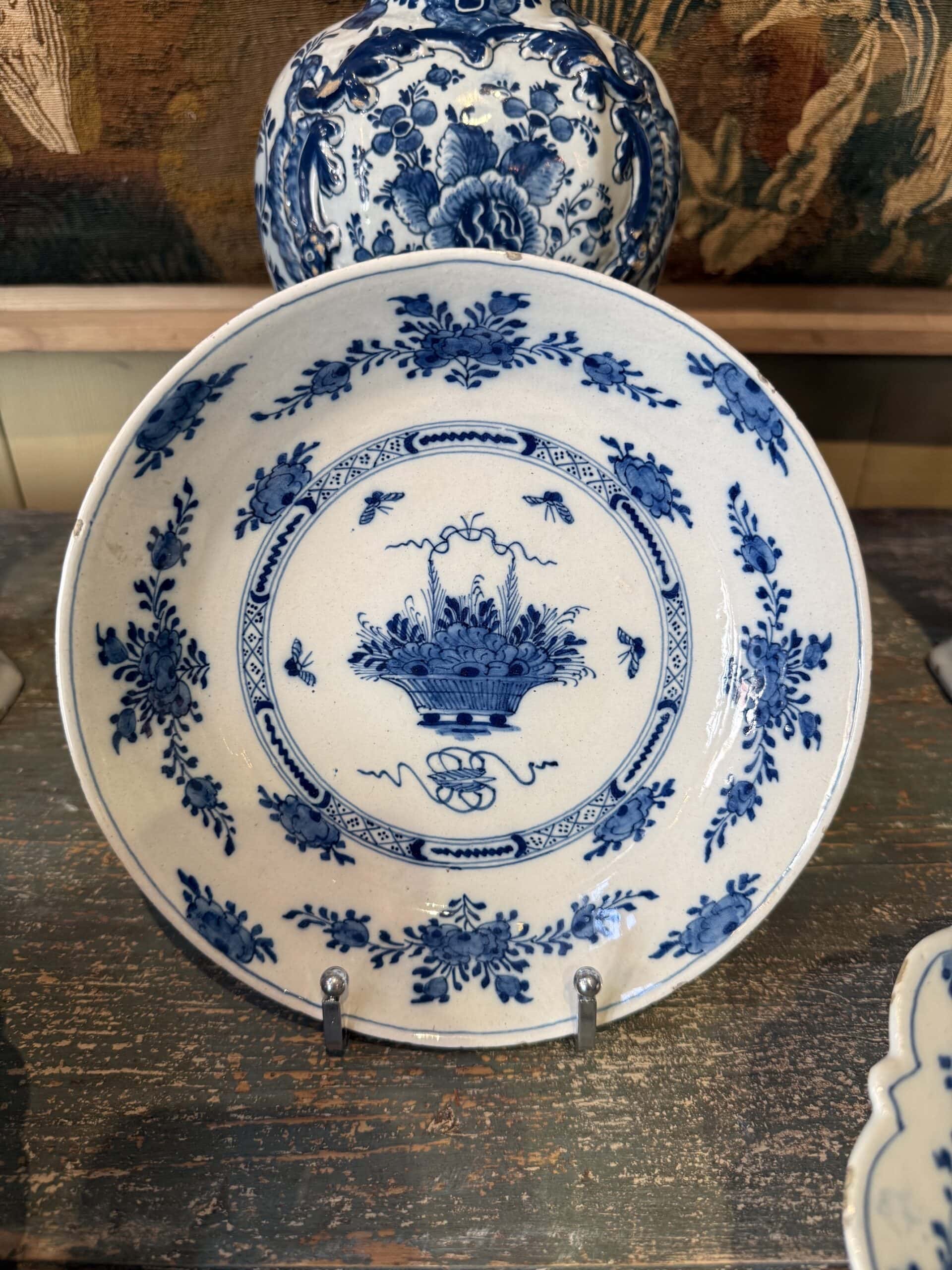 Suite de 3 assiettes à bord festonné en faïence de Delft XVIIIe bleue et blanche, décor papillons et panier de fleurs de style chinois Kangxi – Image 2