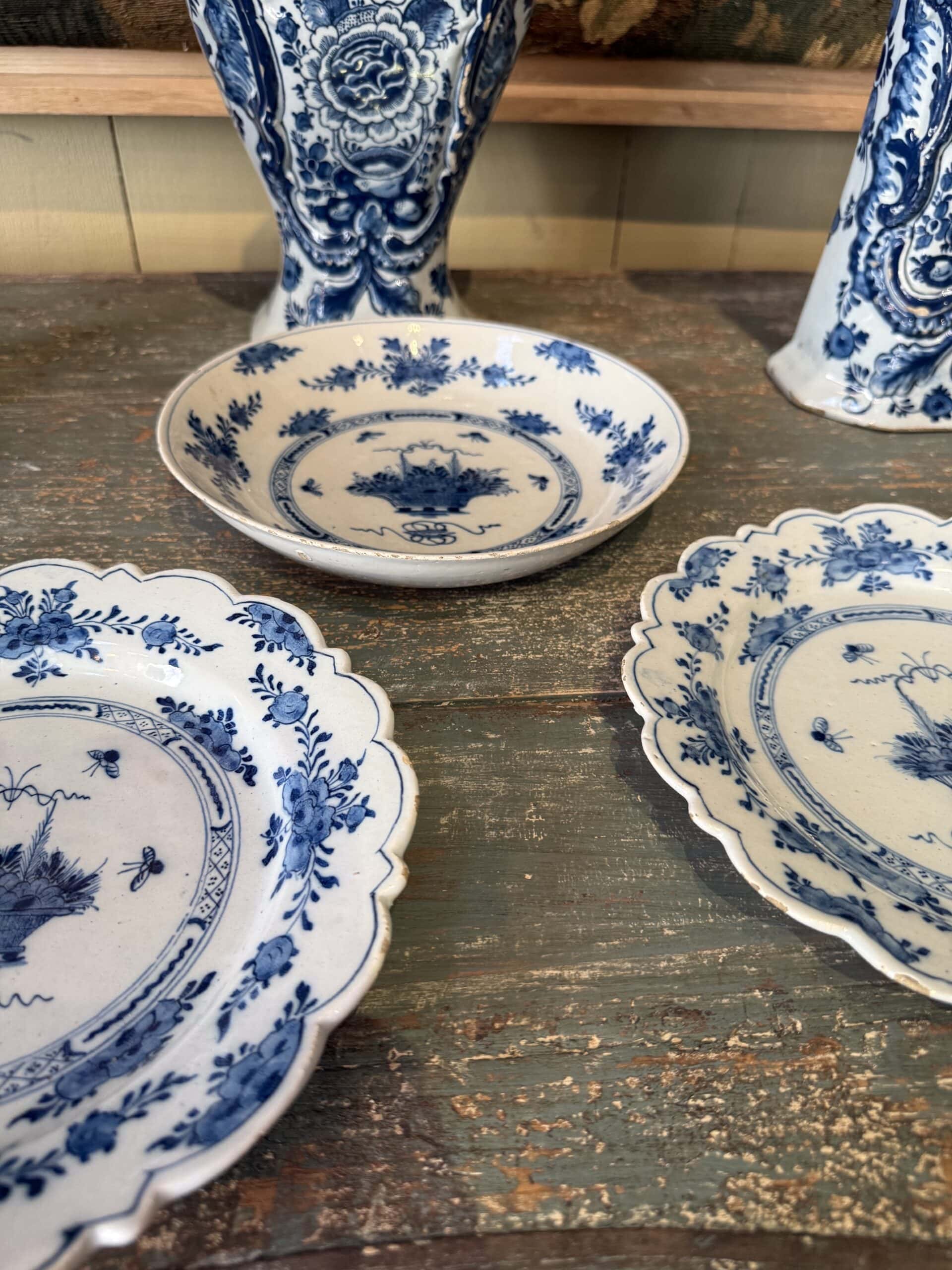 Suite de 3 assiettes à bord festonné en faïence de Delft XVIIIe bleue et blanche, décor papillons et panier de fleurs de style chinois Kangxi – Image 4