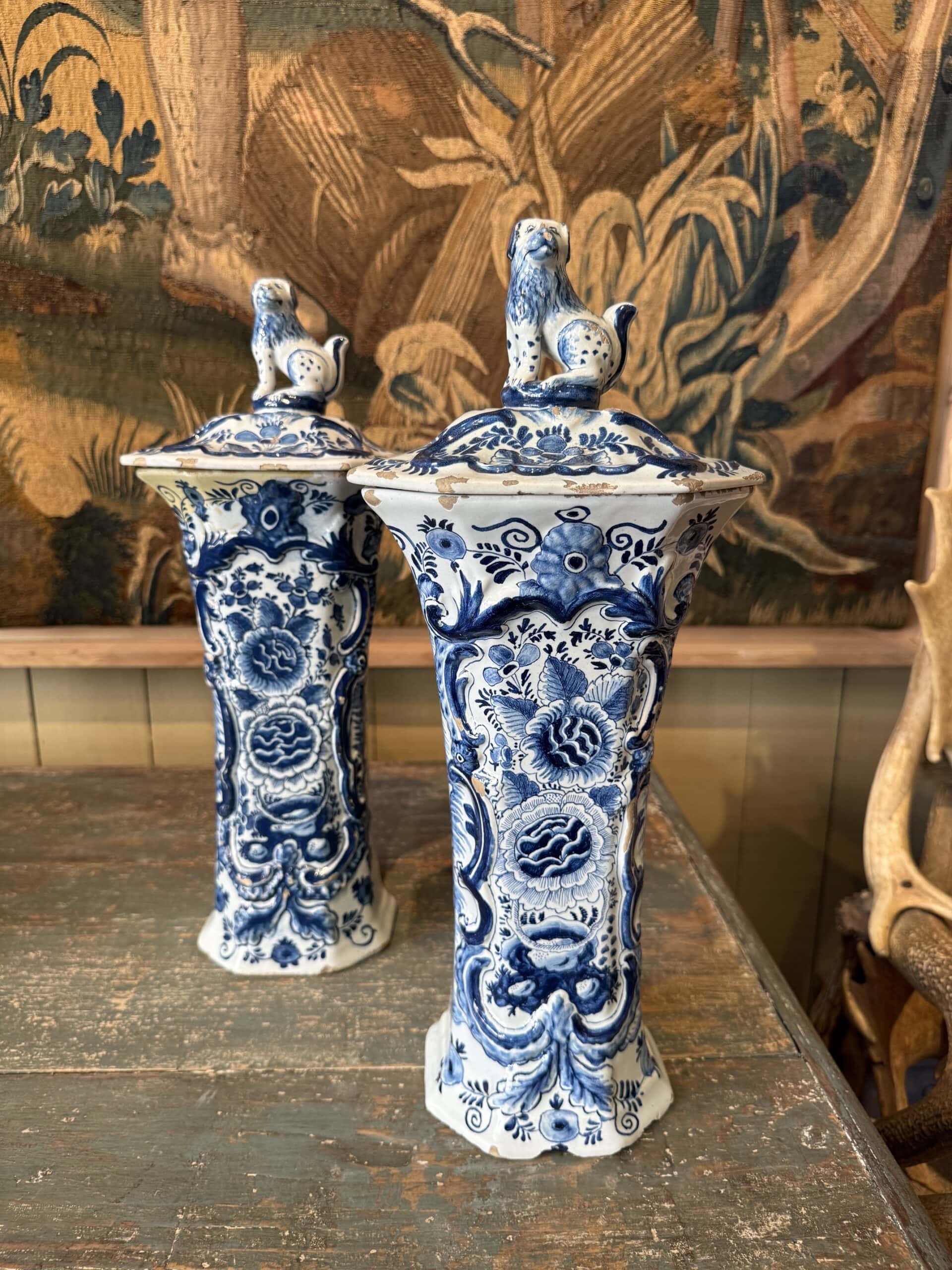 Suite de 5 pots couverts en faïence de Delft - décor bleu & blanc et lions sur le couvercle - Hollande XIXe – Image 3