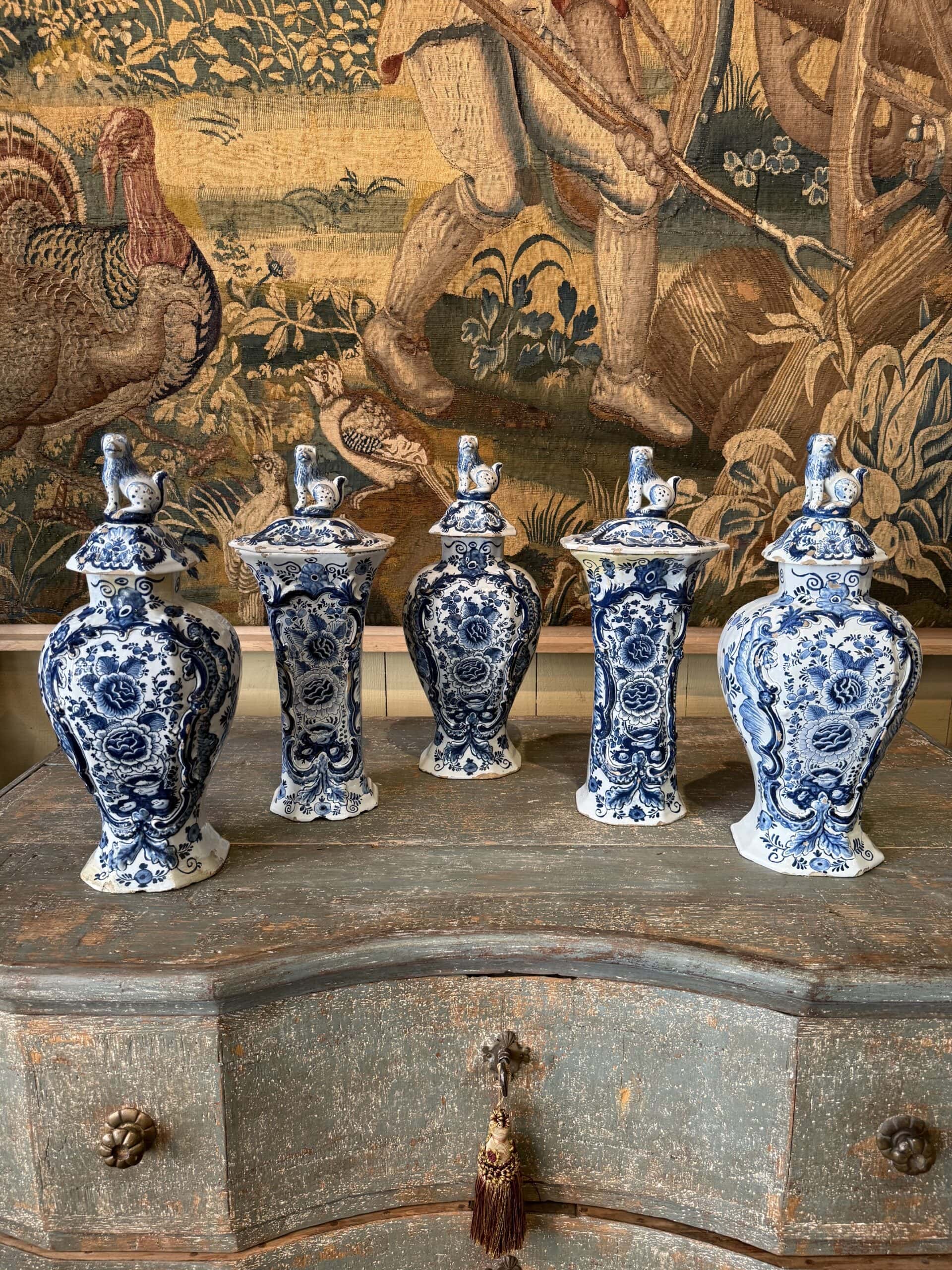 Suite de 5 pots couverts en faïence de Delft – décor bleu & blanc et lions sur le couvercle – Hollande XIXe