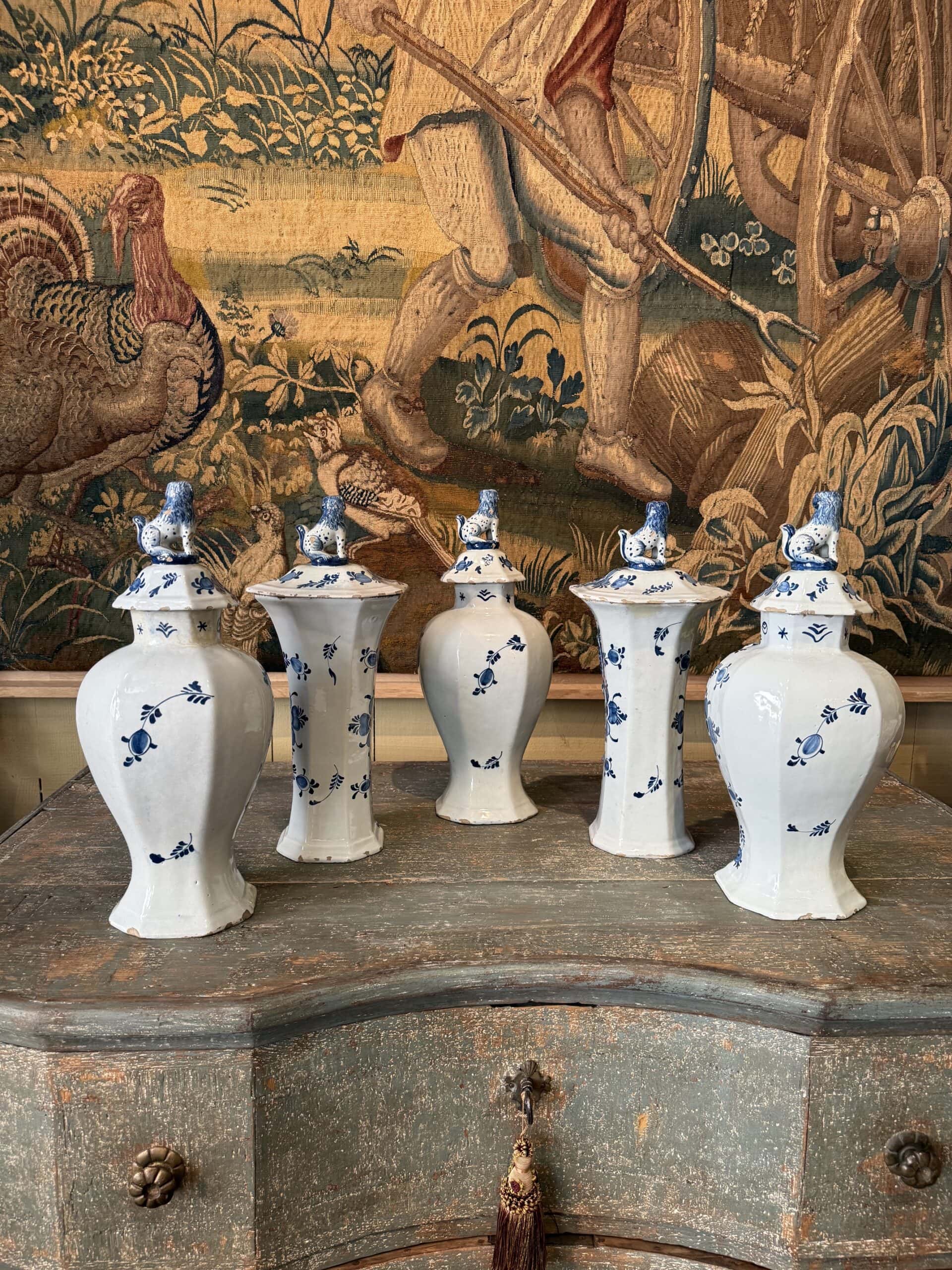 Suite de 5 pots couverts en faïence de Delft - décor bleu & blanc et lions sur le couvercle - Hollande XIXe – Image 8