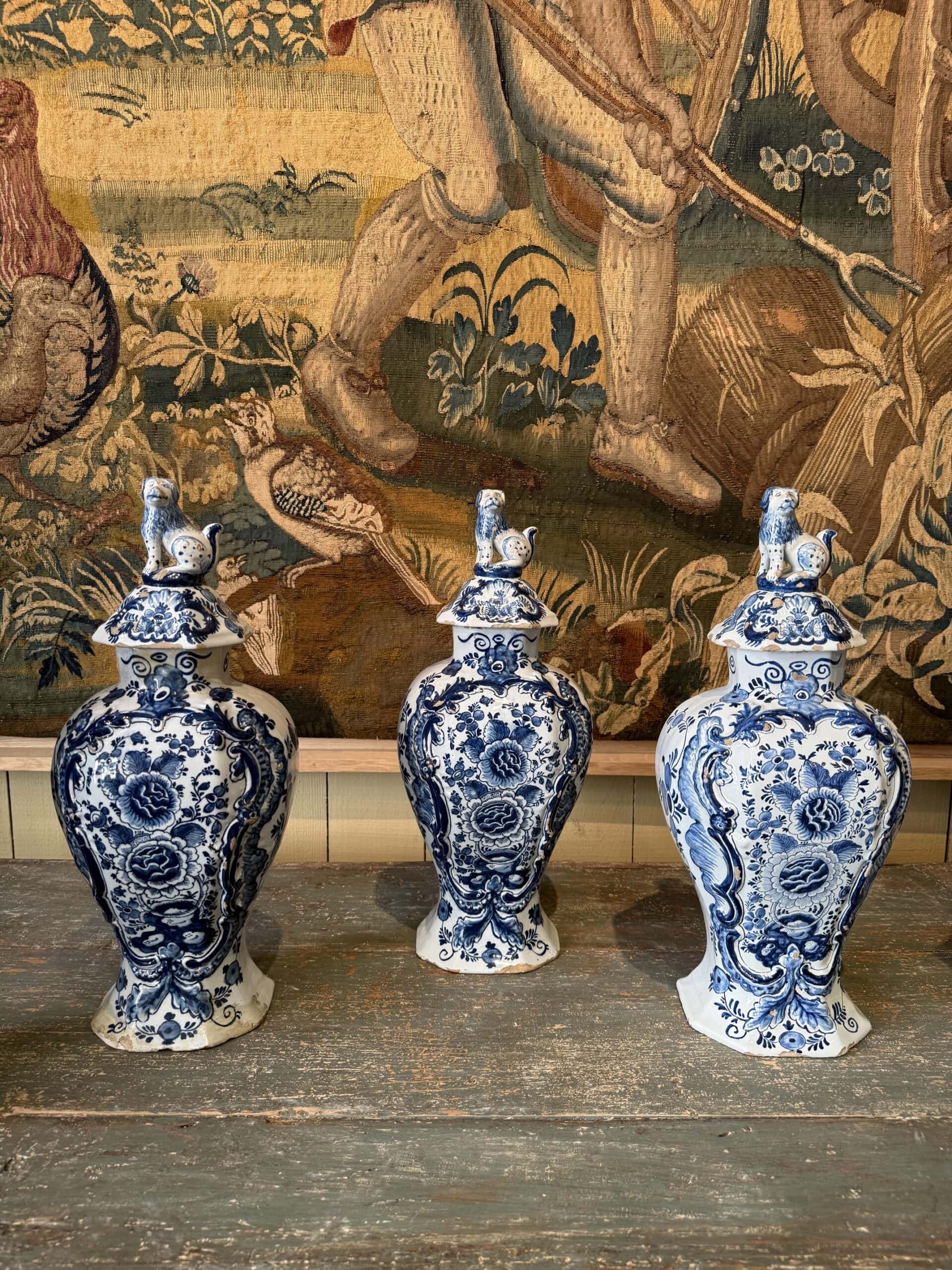 Suite de 5 pots couverts en faïence de Delft - décor bleu & blanc et lions sur le couvercle - Hollande XIXe – Image 5