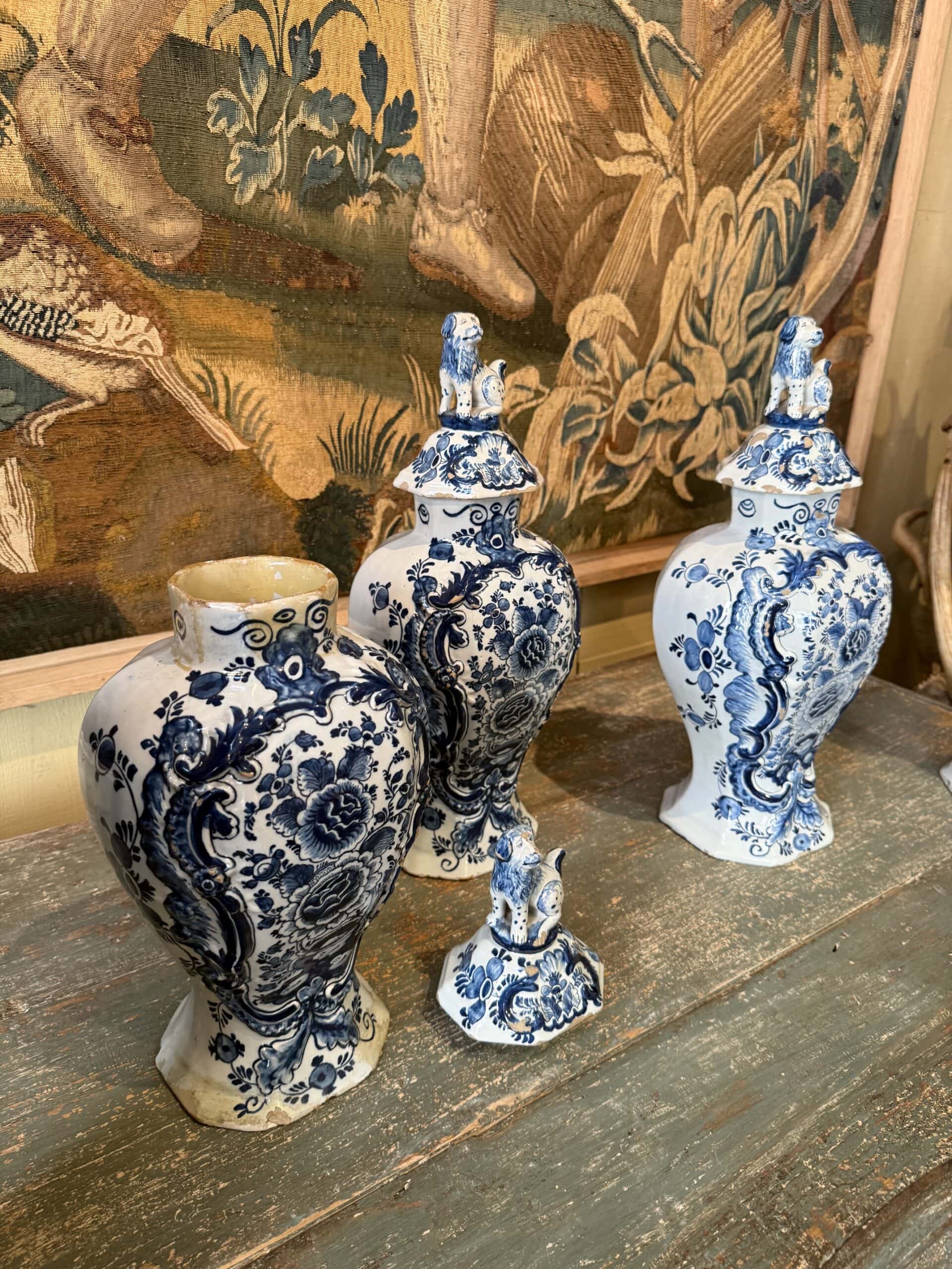Suite de 5 pots couverts en faïence de Delft - décor bleu & blanc et lions sur le couvercle - Hollande XIXe – Image 6