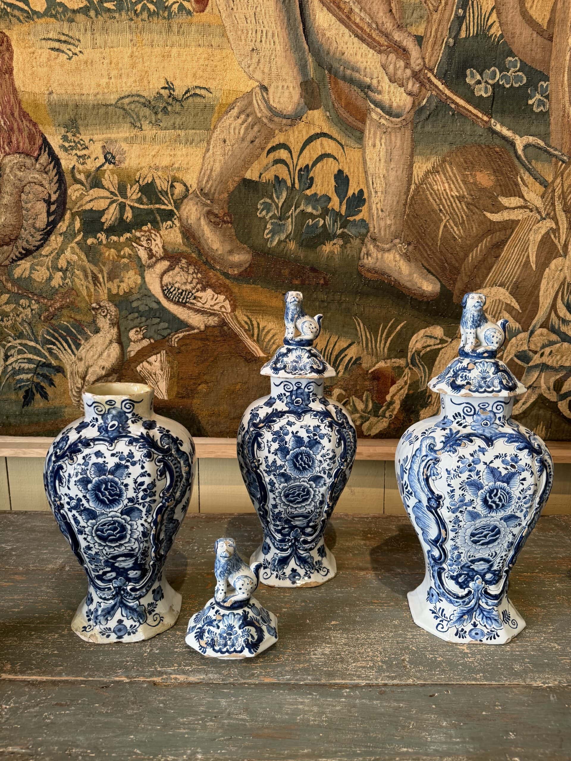Suite de 5 pots couverts en faïence de Delft - décor bleu & blanc et lions sur le couvercle - Hollande XIXe – Image 2