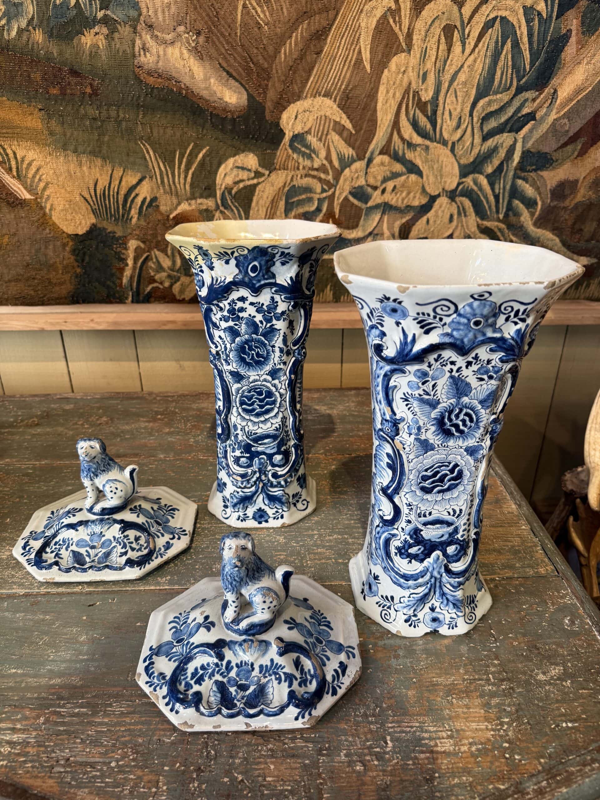 Suite de 5 pots couverts en faïence de Delft - décor bleu & blanc et lions sur le couvercle - Hollande XIXe – Image 4