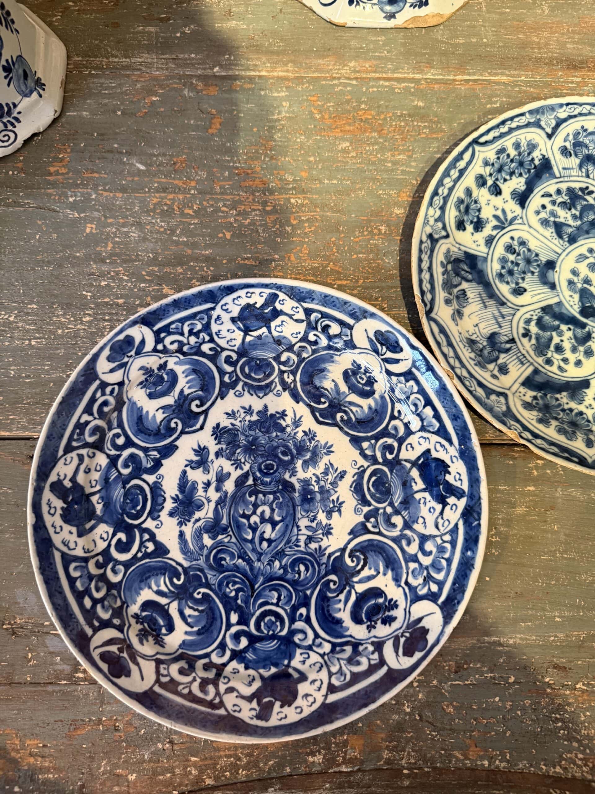 Deux assiettes plates en faïence de Delft, bleue et blanche, décor fleuri – Hollande XVIIIe siècle