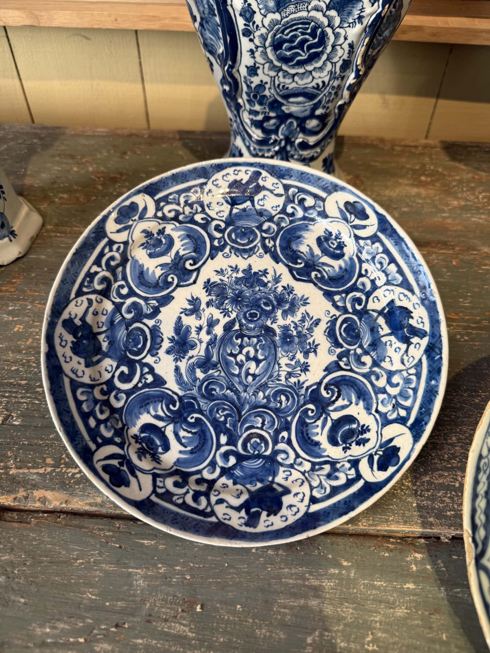 Deux assiettes plates en faïence de Delft, bleue et blanche, décor fleuri - Hollande XVIIIe siècle – Image 2
