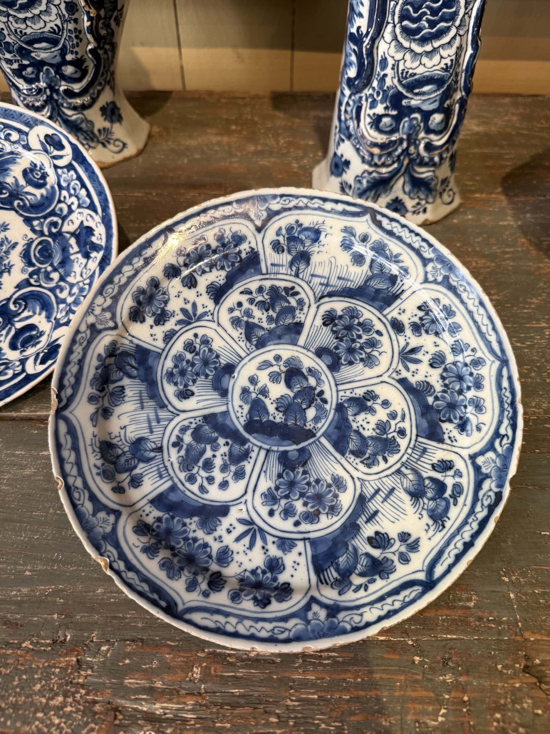 Deux assiettes plates en faïence de Delft, bleue et blanche, décor fleuri - Hollande XVIIIe siècle – Image 3