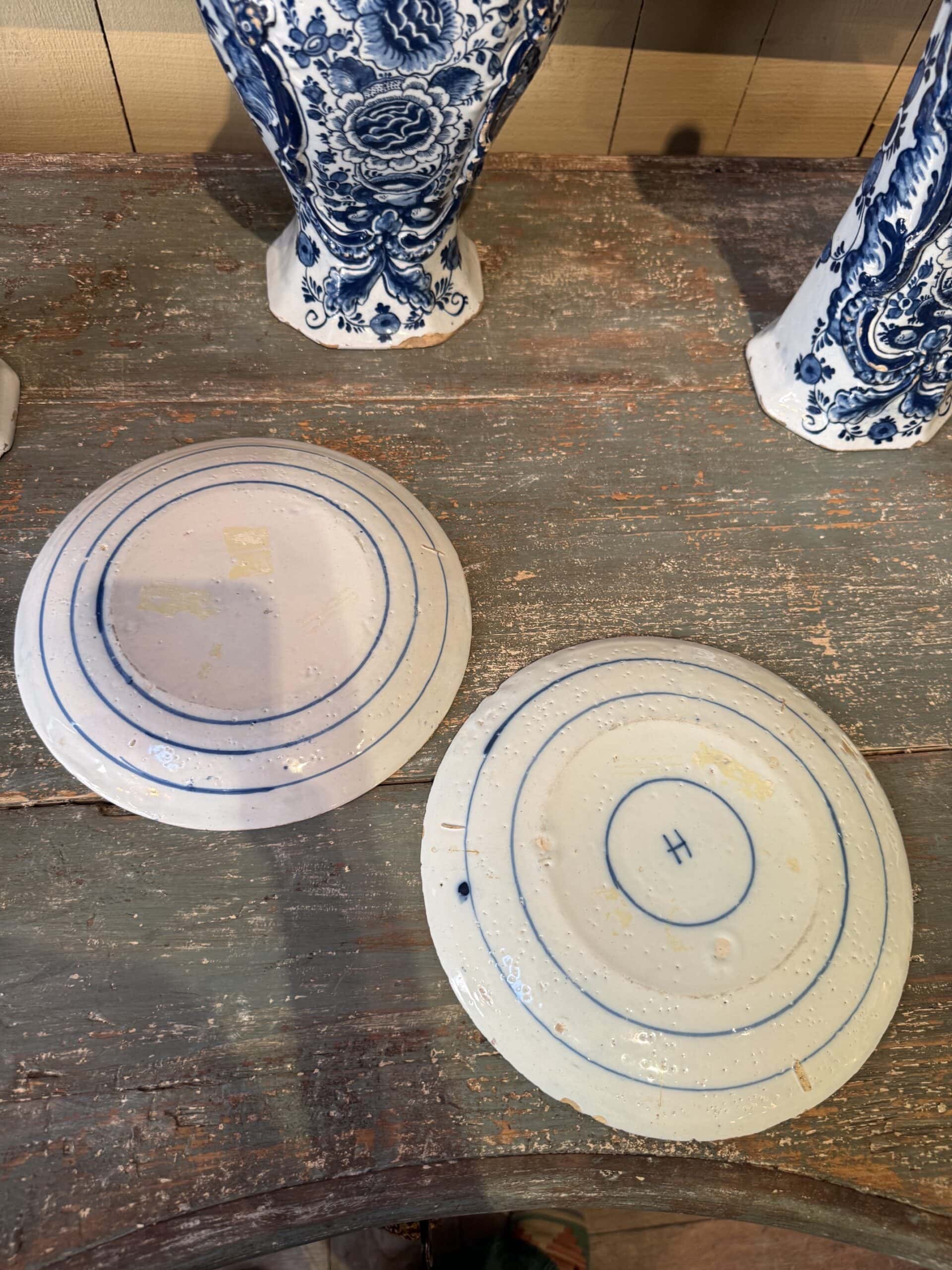 Deux assiettes plates en faïence de Delft, bleue et blanche, décor fleuri - Hollande XVIIIe siècle – Image 4