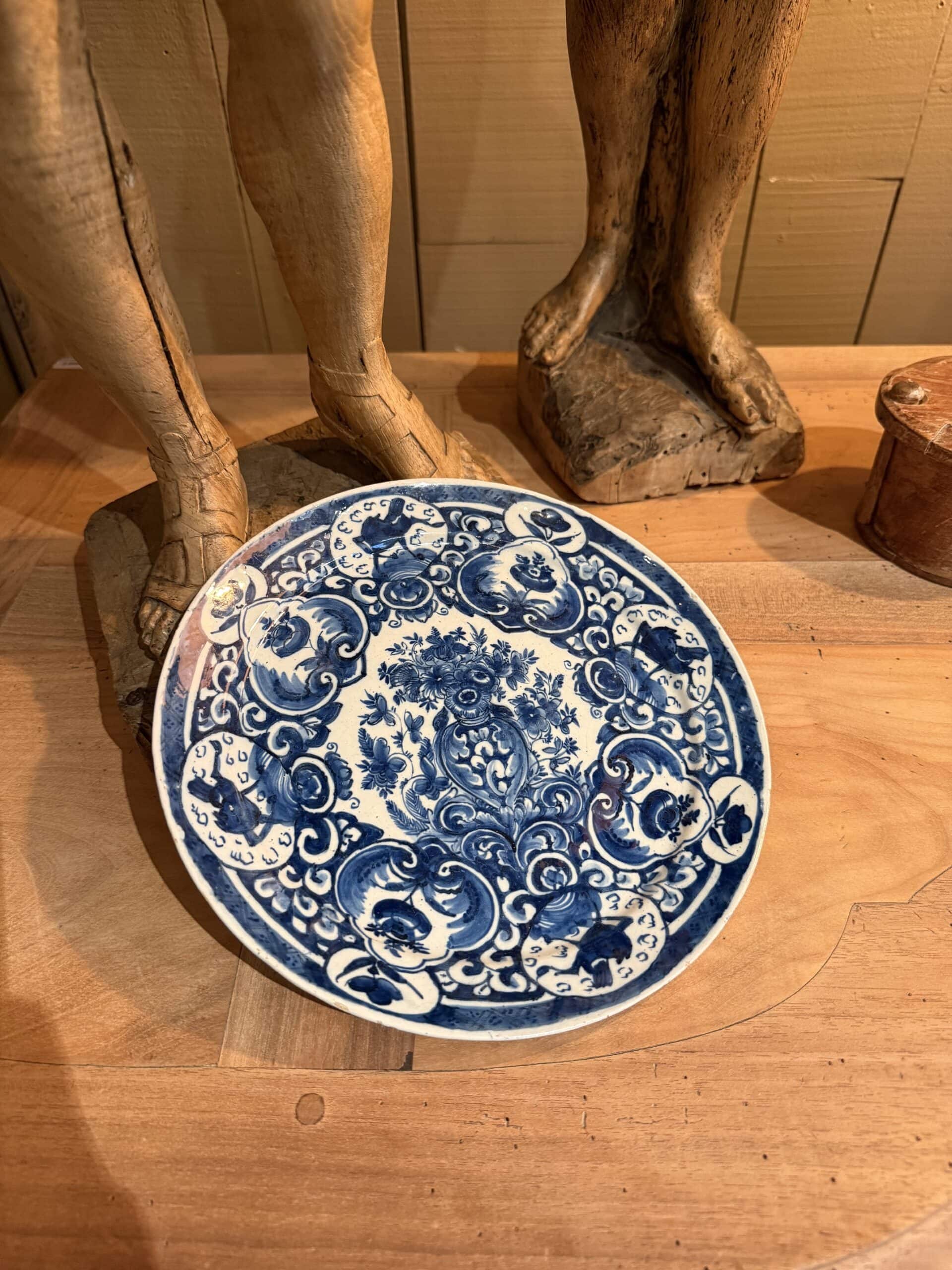 Une assiette plate en faïence de Delft, bleue et blanche, décor fleuri - Hollande XVIIIe siècle – Image 3