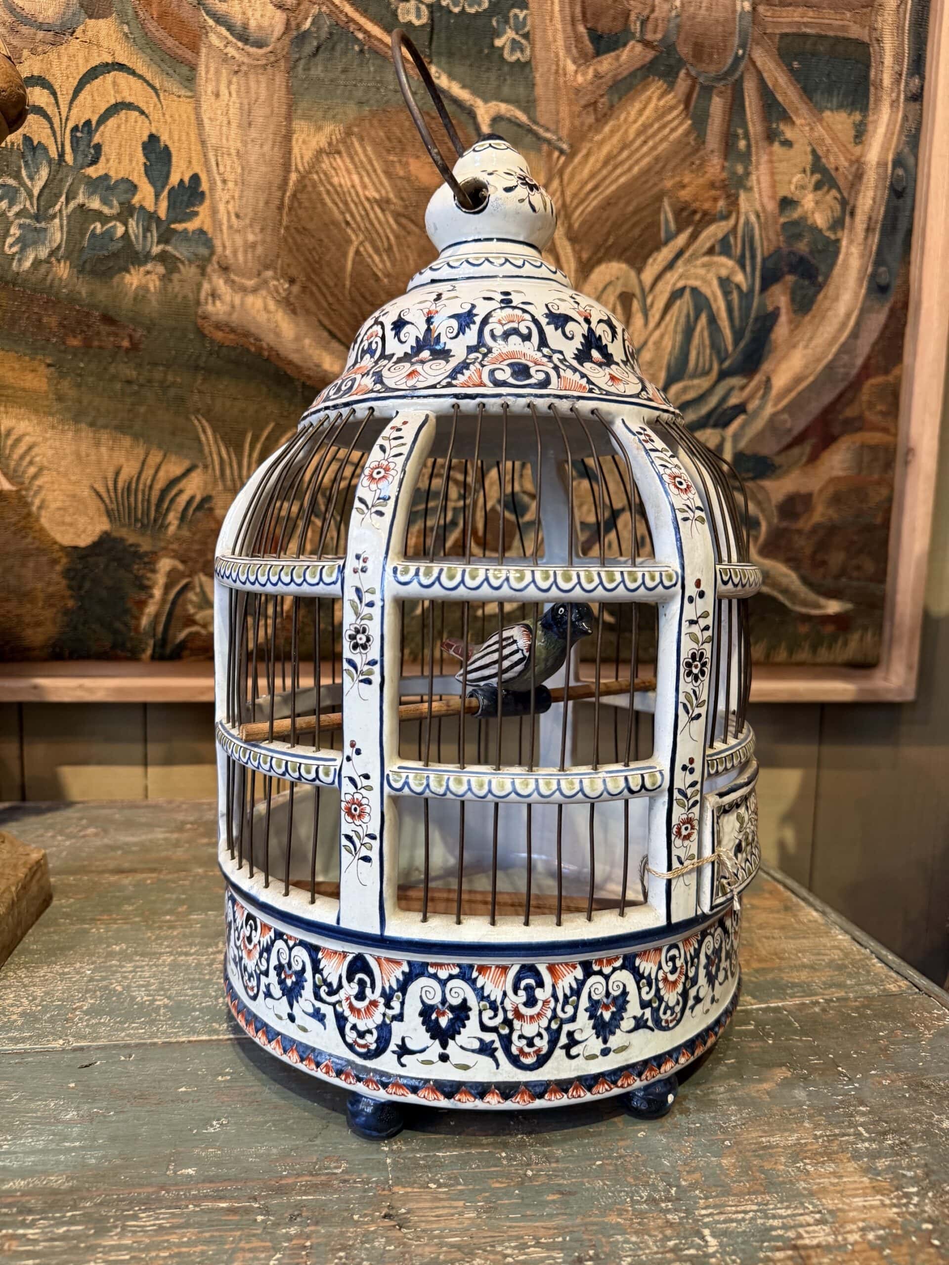 Cage à oiseaux en faïence de Delft, décorée Imari, avec un oiseau sur sa balancelle – Hollande XIXe