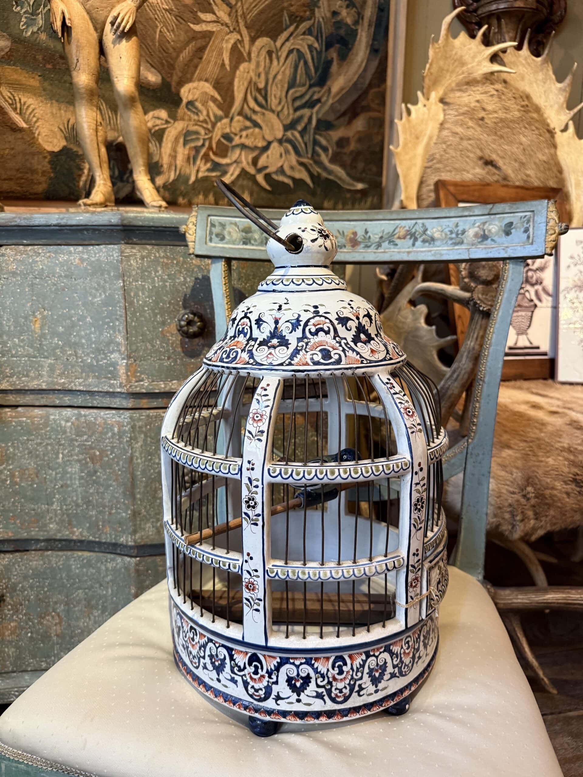 Cage à oiseaux en faïence de Delft, décorée Imari, avec un oiseau sur sa balancelle - Hollande XIXe – Image 3