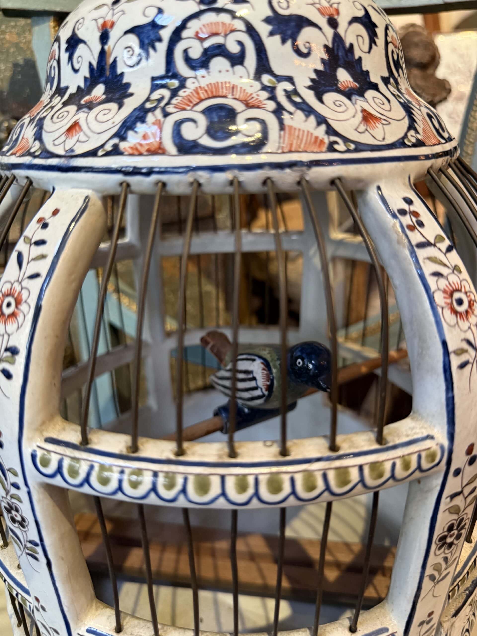 Cage à oiseaux en faïence de Delft, décorée Imari, avec un oiseau sur sa balancelle - Hollande XIXe – Image 2