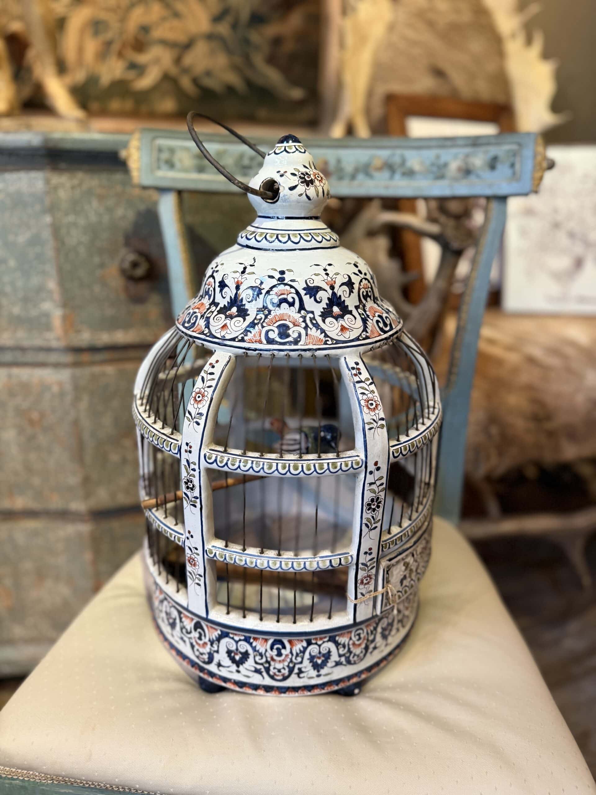 Cage à oiseaux en faïence de Delft, décorée Imari, avec un oiseau sur sa balancelle - Hollande XIXe – Image 4