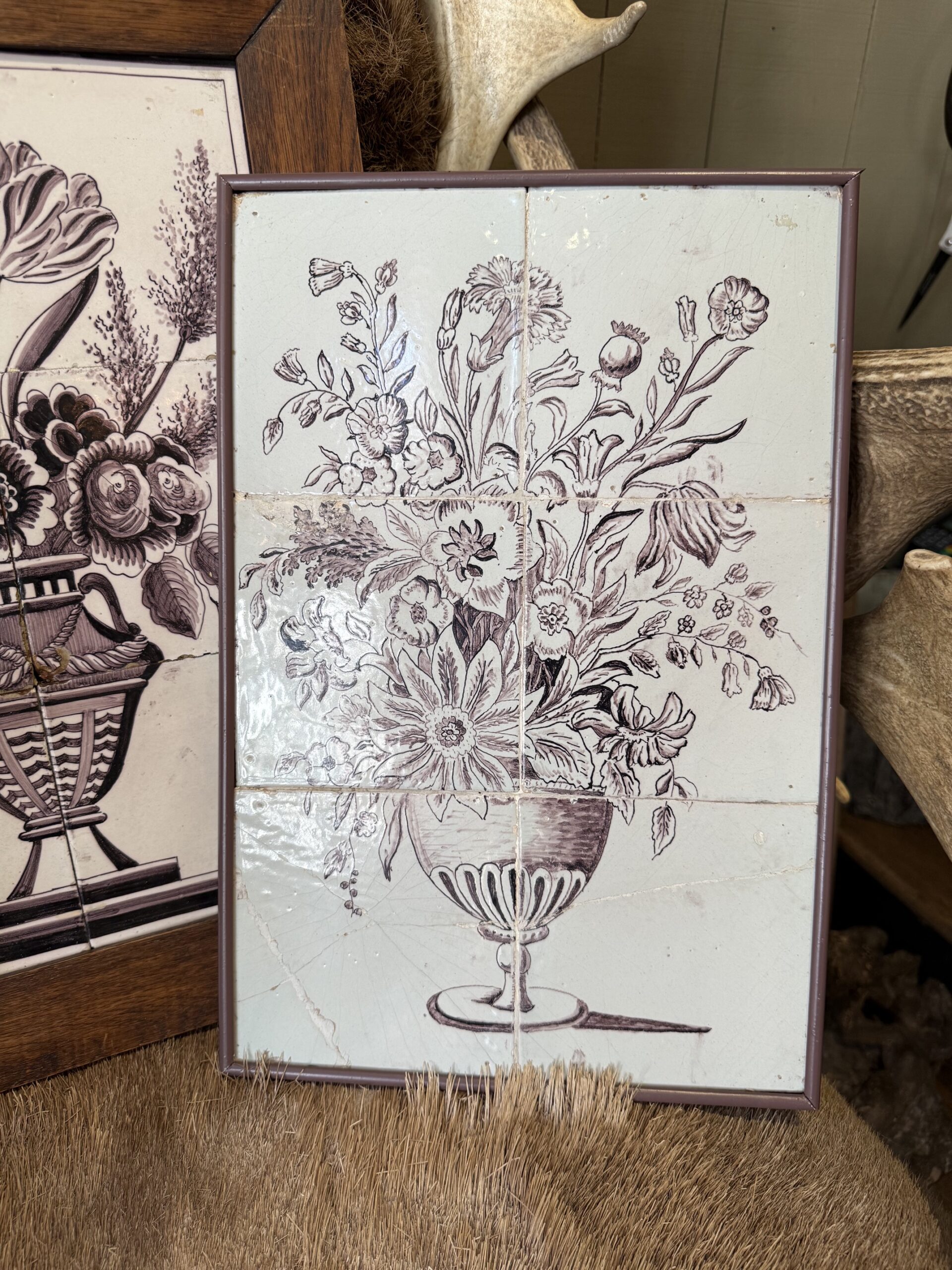 Tableau à six carreaux de faïence de Delft au manganèse, XVIIIe siècle au motif d'un vase à fleuri – Image 3