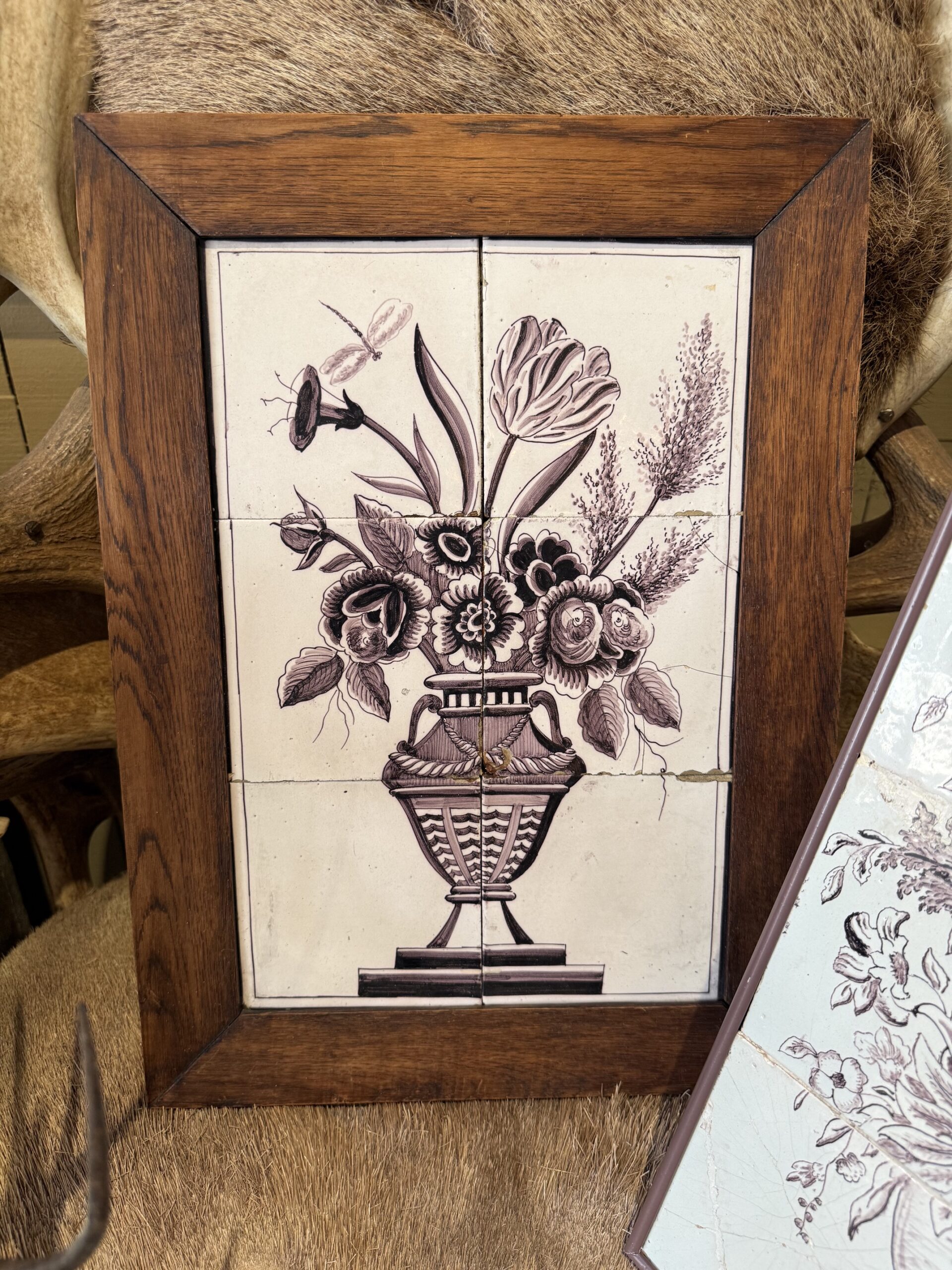 Tableau à six carreaux de faïence de Delft au manganèse, XVIIIe siècle au motif d'un vase à fleuri – Image 2