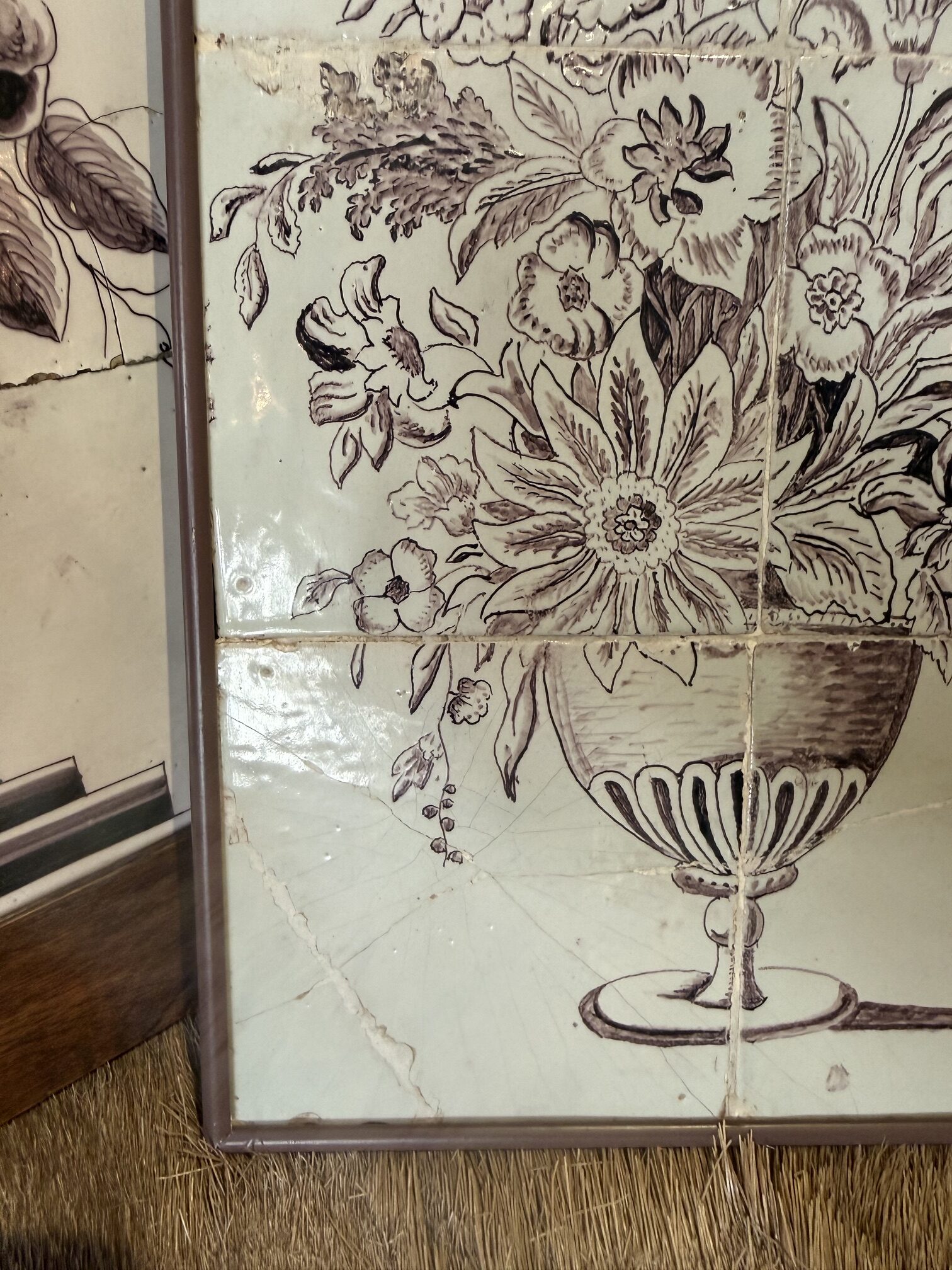 Tableau à six carreaux de faïence de Delft au manganèse, XVIIIe siècle au motif d'un vase à fleuri – Image 4