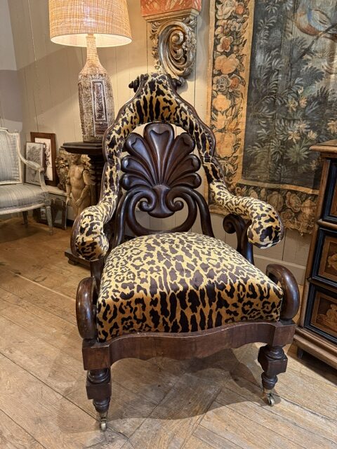 Fauteuil indo-anglais du XIXe siècle en bois teinté, dossier cintré en forme de palmette, sur roulettes. – Image 4