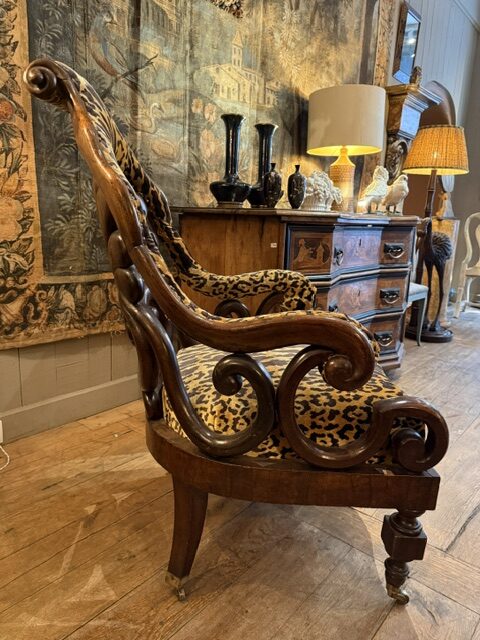 Fauteuil indo-anglais du XIXe siècle en bois teinté, dossier cintré en forme de palmette, sur roulettes. – Image 3