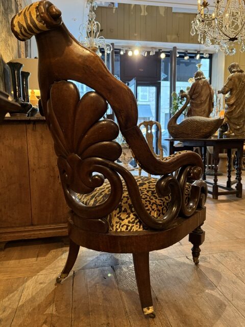 Fauteuil indo-anglais du XIXe siècle en bois teinté, dossier cintré en forme de palmette, sur roulettes. – Image 2