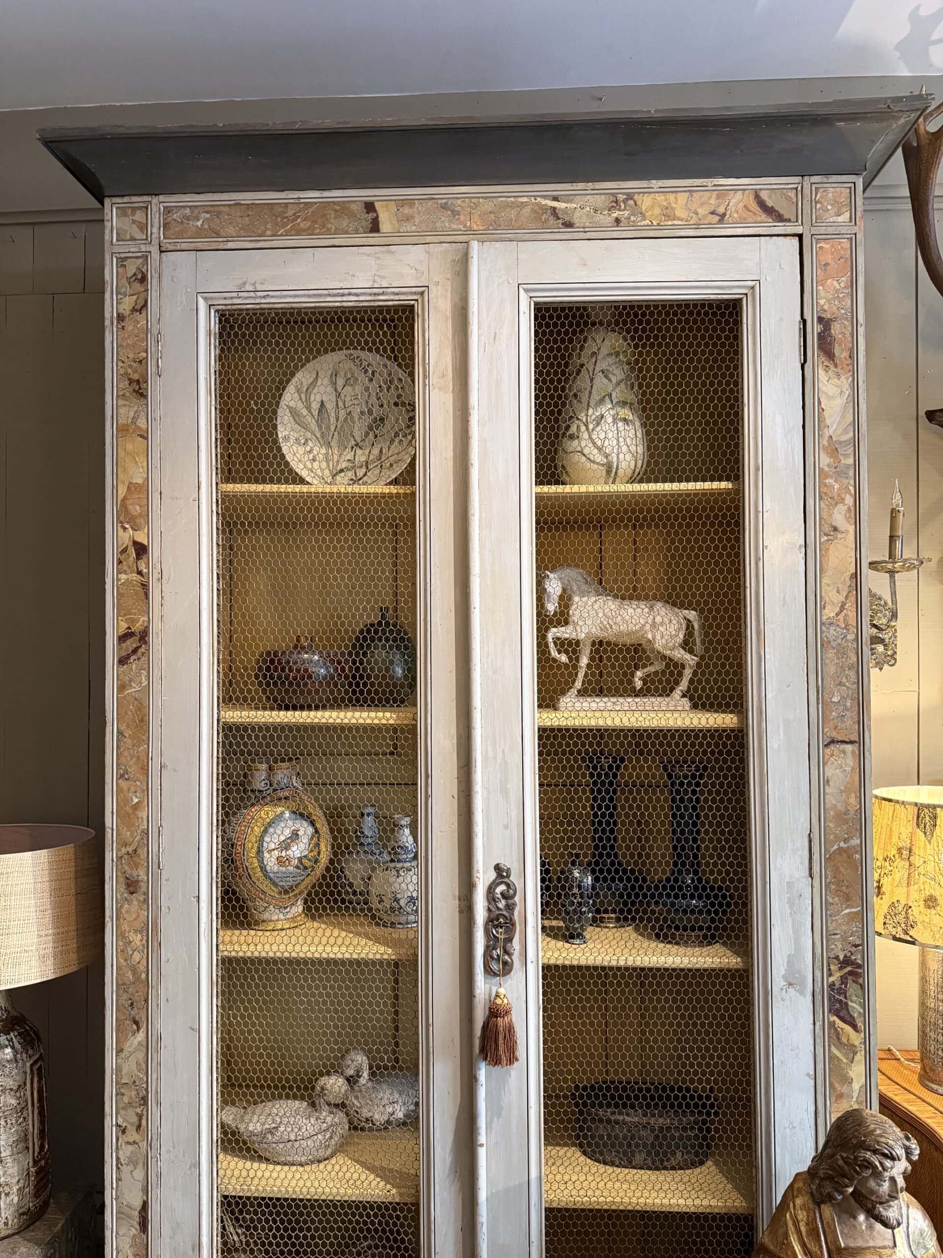 Paire bibliothèques en bois laqué gris montants en marbre de Sarrancolin & portes à grillage dit de poule - France XIXe – Image 3