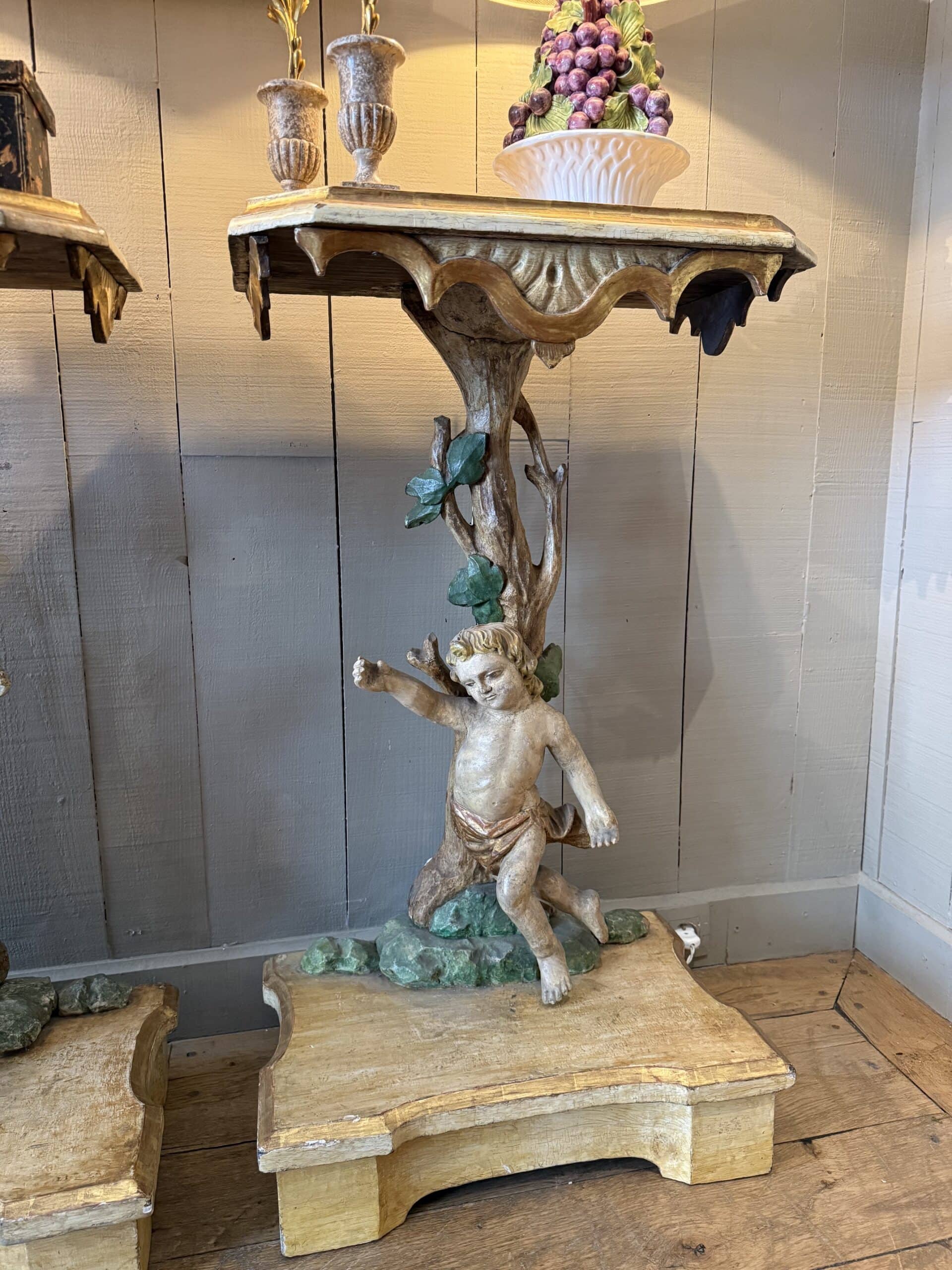 Paire de petites consoles en bois sculpté & laqué ornées de putti et des motifs floraux à la base. Italie début XVIIIe – Image 5