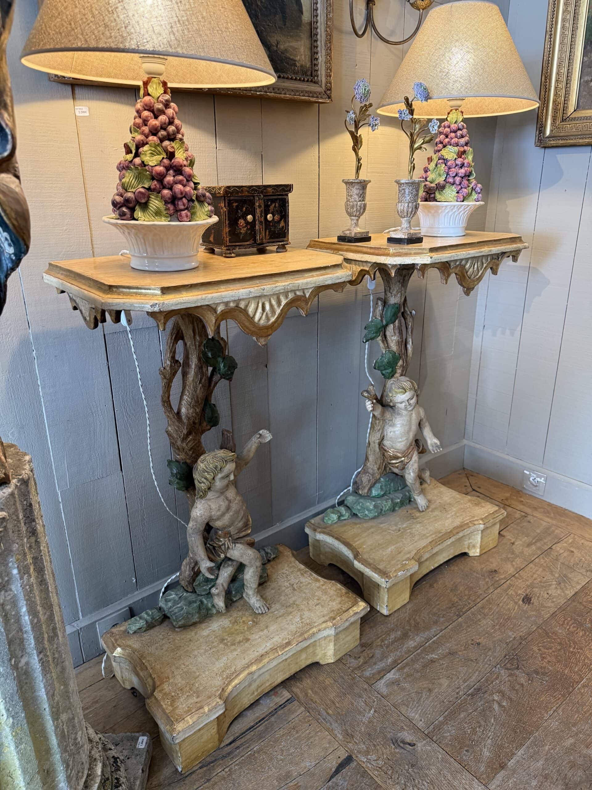 Paire de petites consoles en bois sculpté & laqué ornées de putti et des motifs floraux à la base. Italie début XVIIIe – Image 4