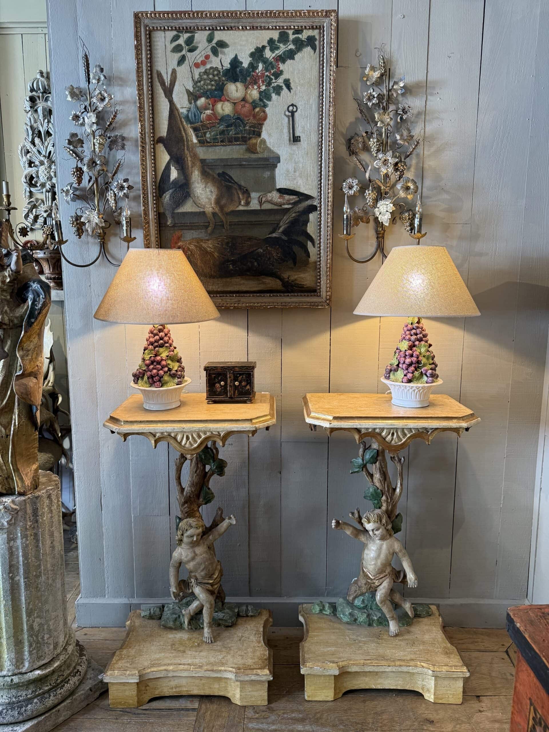 Paire de petites consoles en bois sculpté & laqué ornées de putti et des motifs floraux à la base. Italie début XVIIIe