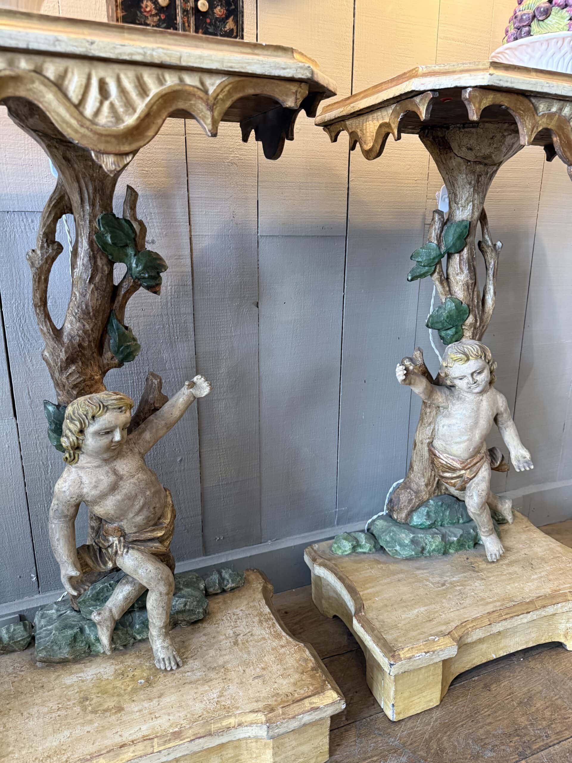 Paire de petites consoles en bois sculpté & laqué ornées de putti et des motifs floraux à la base. Italie début XVIIIe – Image 3