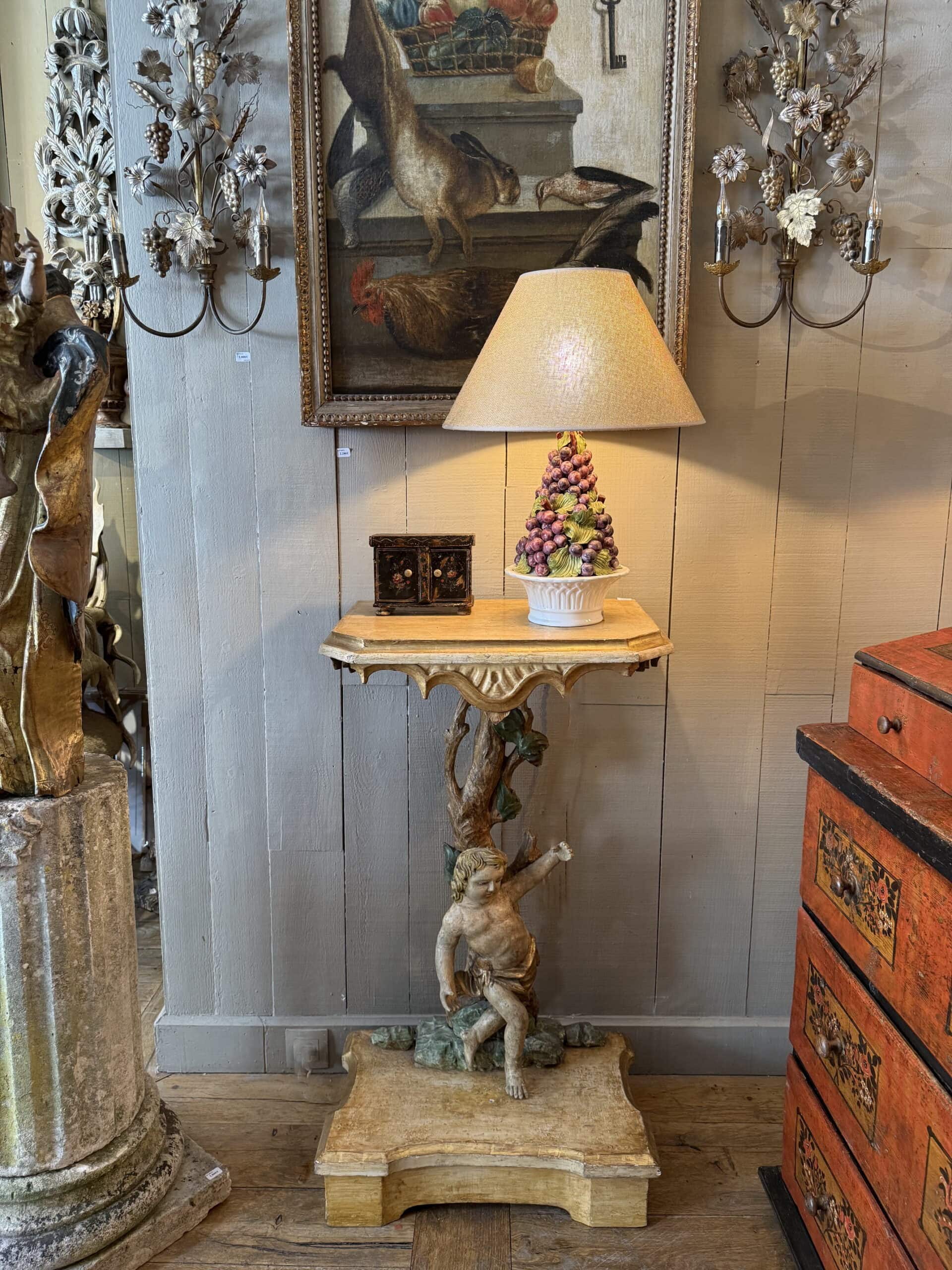 Paire de petites consoles en bois sculpté & laqué ornées de putti et des motifs floraux à la base. Italie début XVIIIe – Image 2