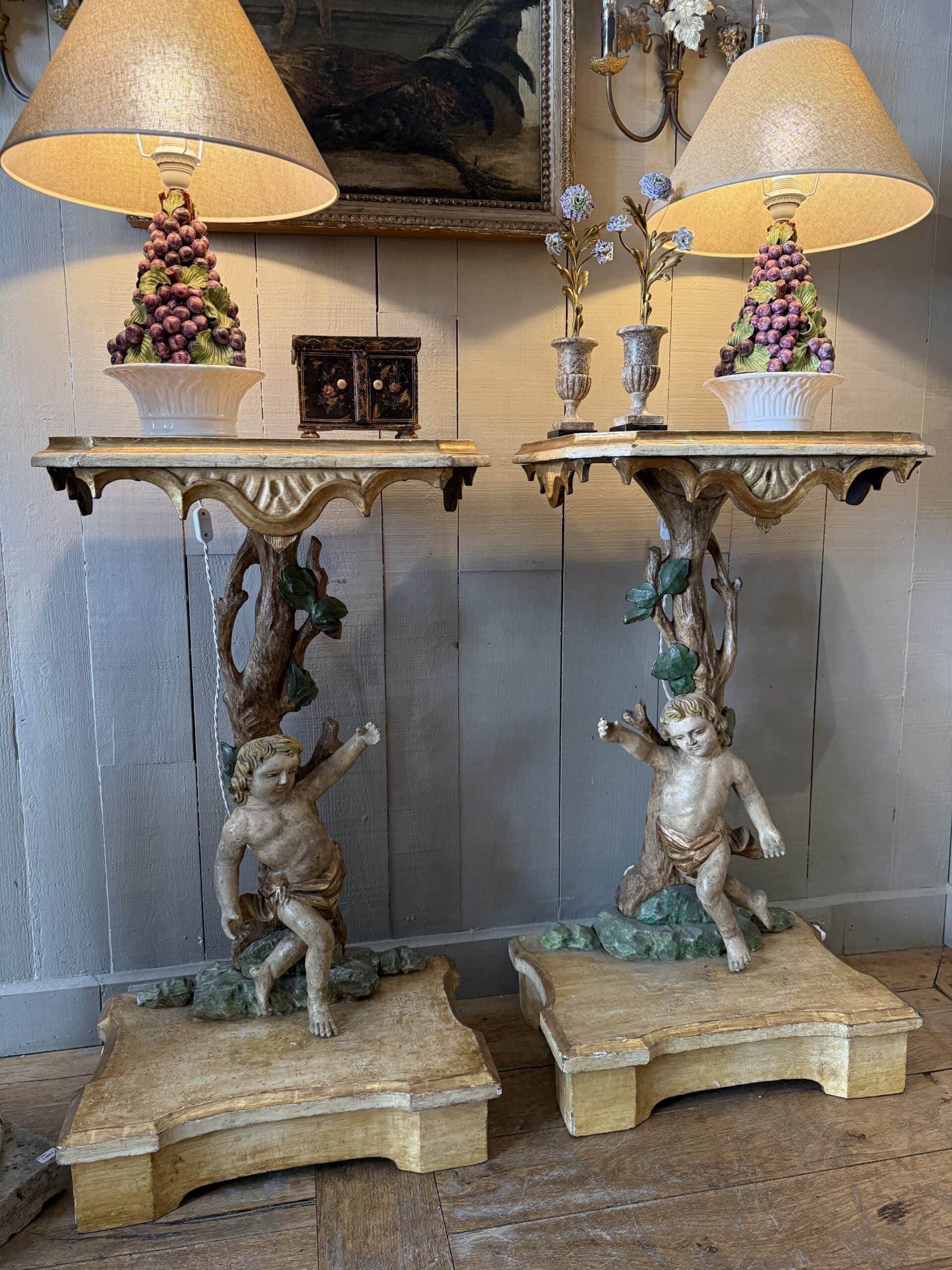 Paire de petites consoles en bois sculpté & laqué ornées de putti et des motifs floraux à la base. Italie début XVIIIe – Image 7