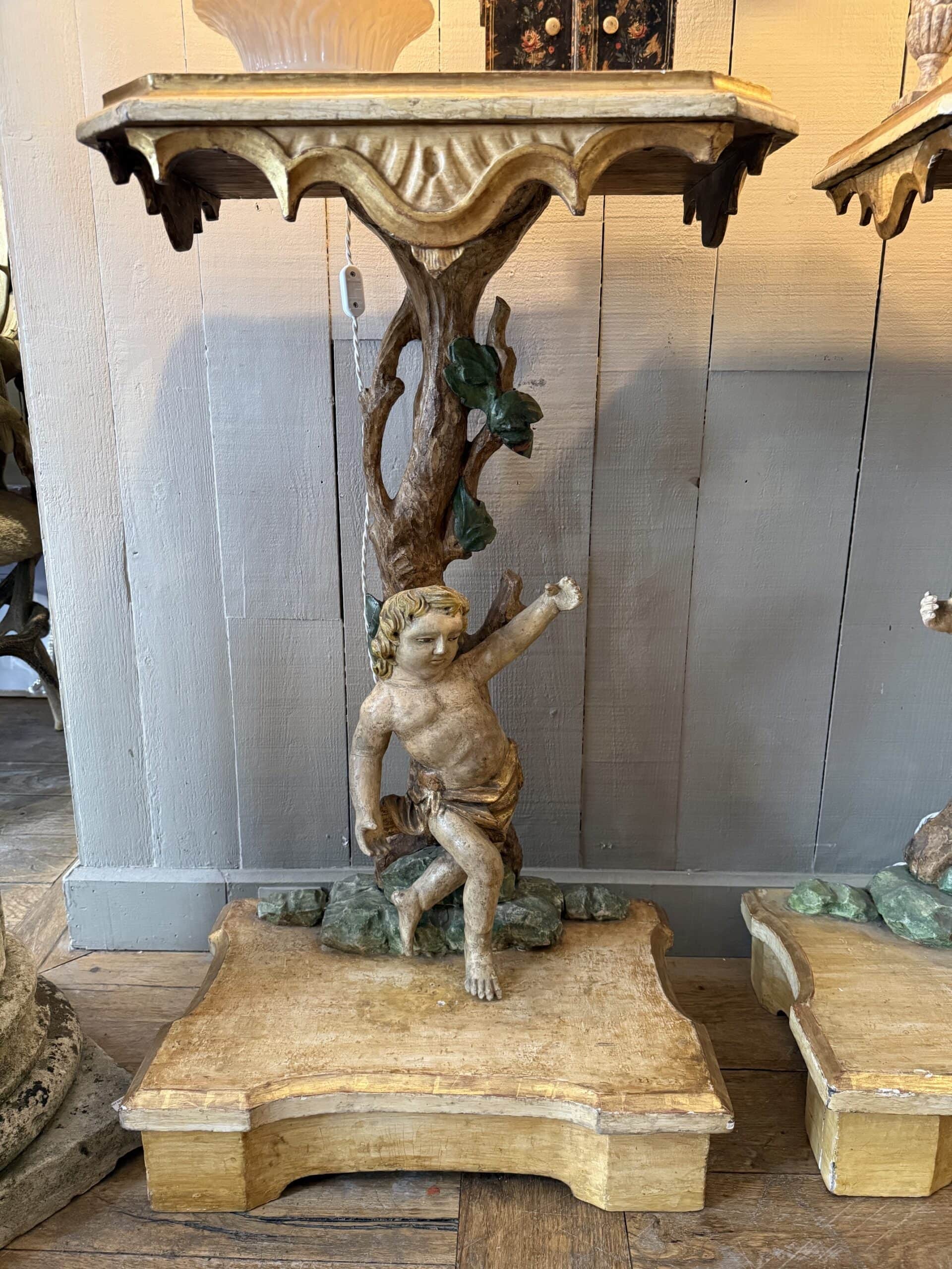 Paire de petites consoles en bois sculpté & laqué ornées de putti et des motifs floraux à la base. Italie début XVIIIe – Image 6