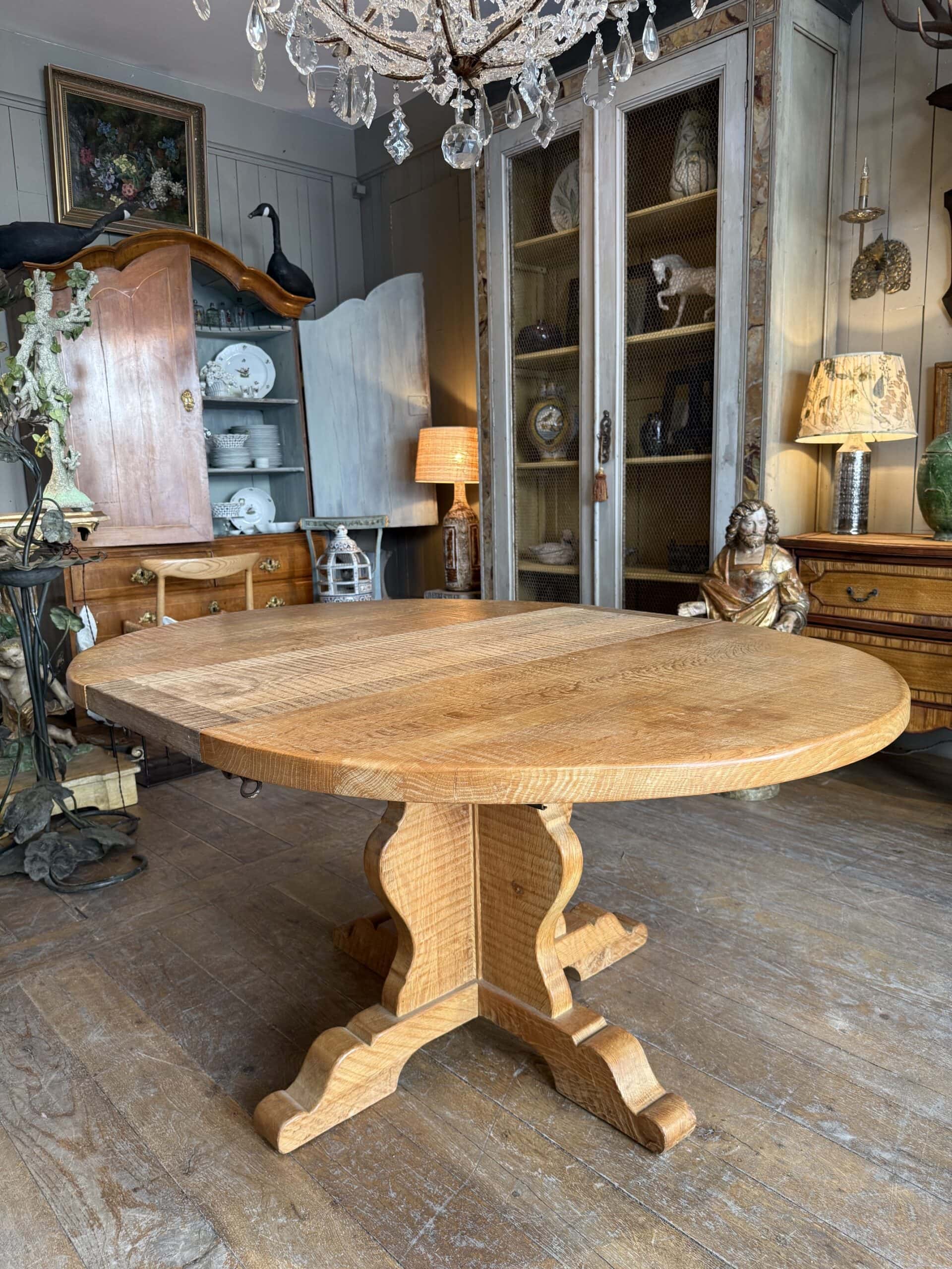 Table ovale "brutaliste" en chêne massif ca.1960 – Image 2