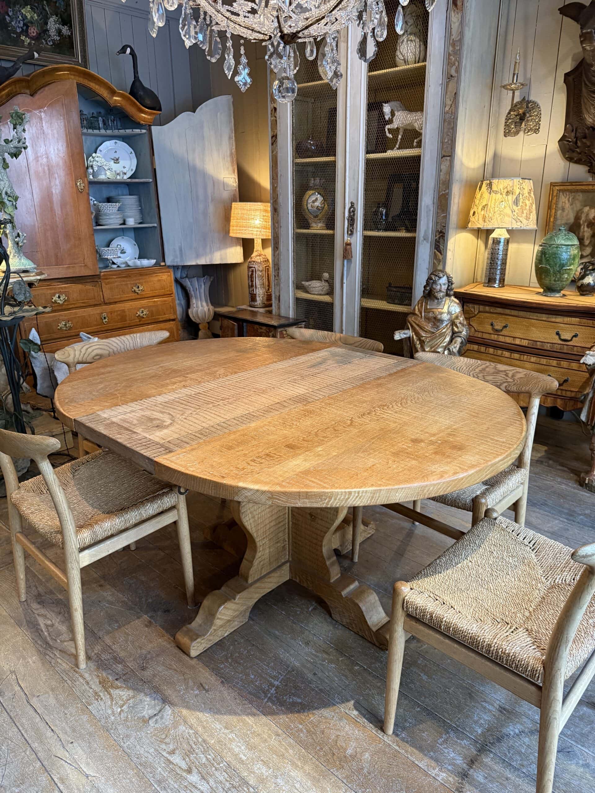 Table ovale “brutaliste” en chêne massif ca.1960