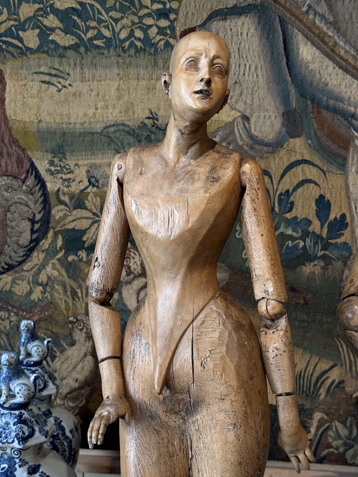 Paire de mannequins de procession dit "capipotes" en bois blond sculpté Italie XVIIIe – Image 2