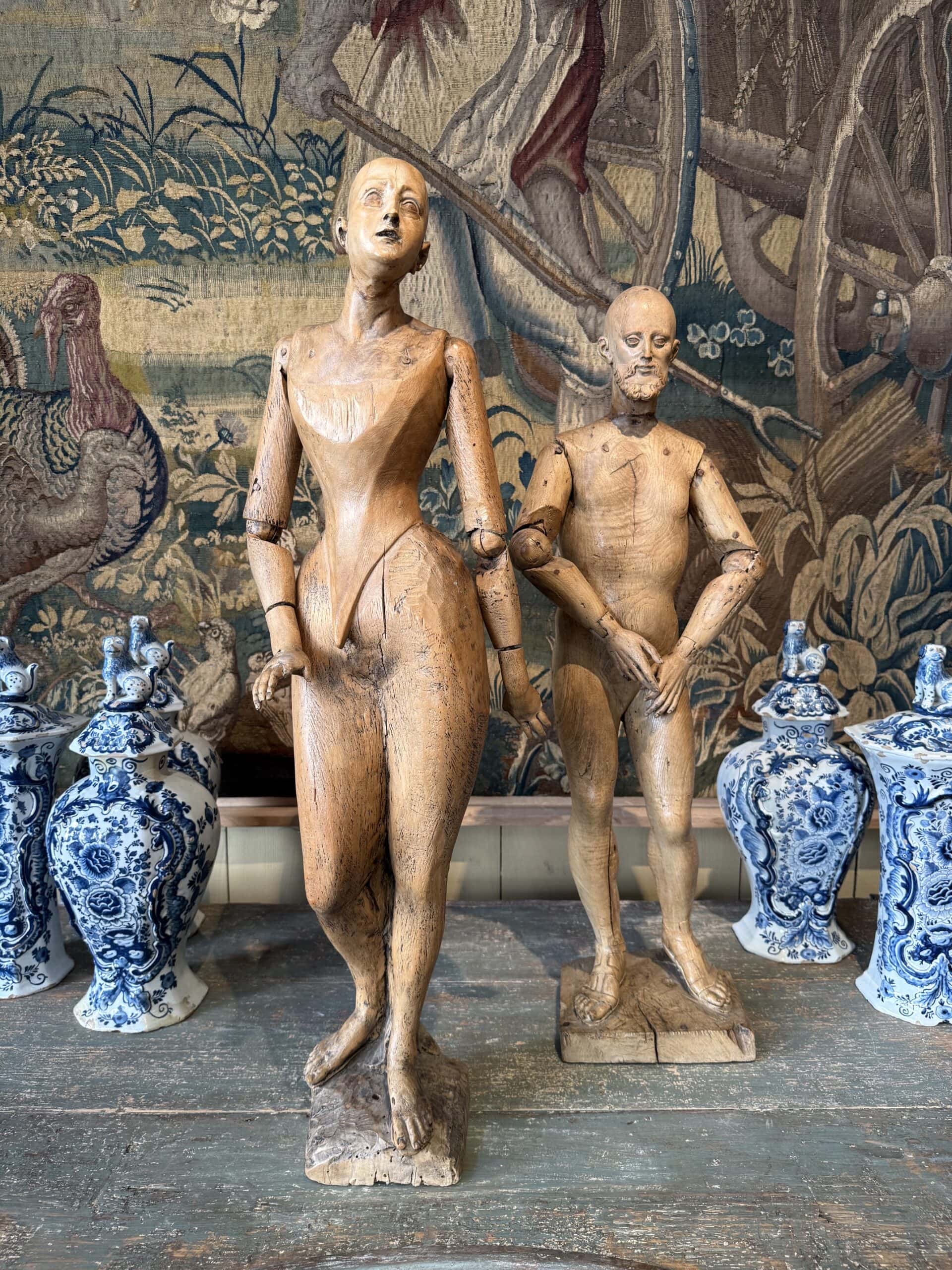Paire de mannequins de procession dit “capipotes” en bois blond sculpté Italie XVIIIe