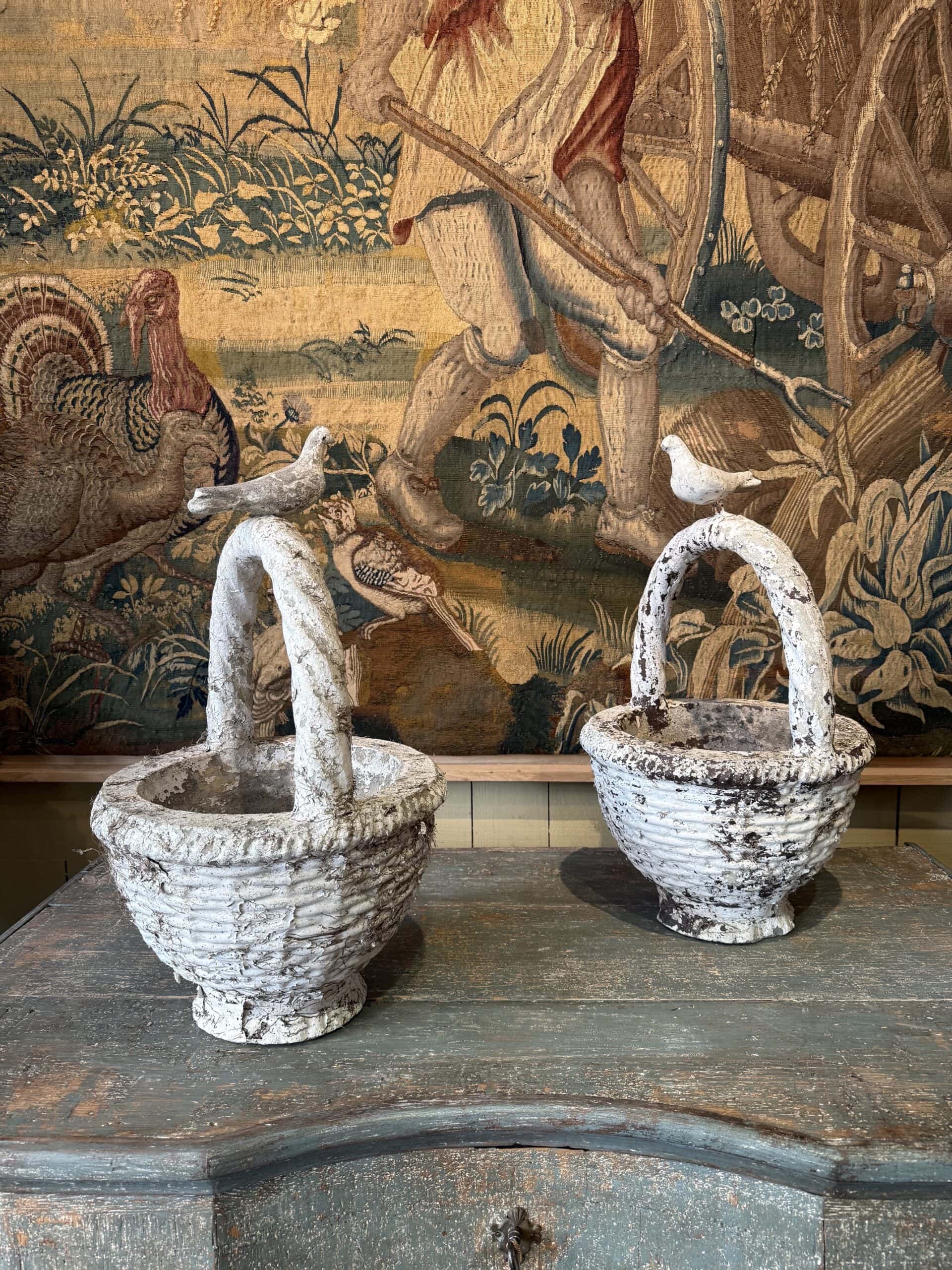 Deux paires de paniers en ciment blanc + pigeon posé sur l’anse – France ca.1950