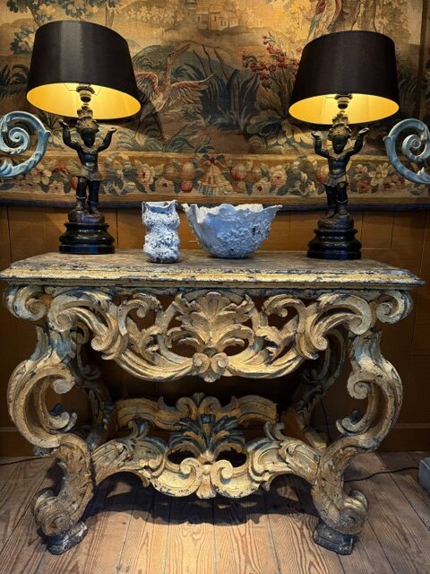 Console Baroque en bois sculpté “aux feuilles d’Acanthes” et recouvert de feuille d’or – Italie XVIIIe