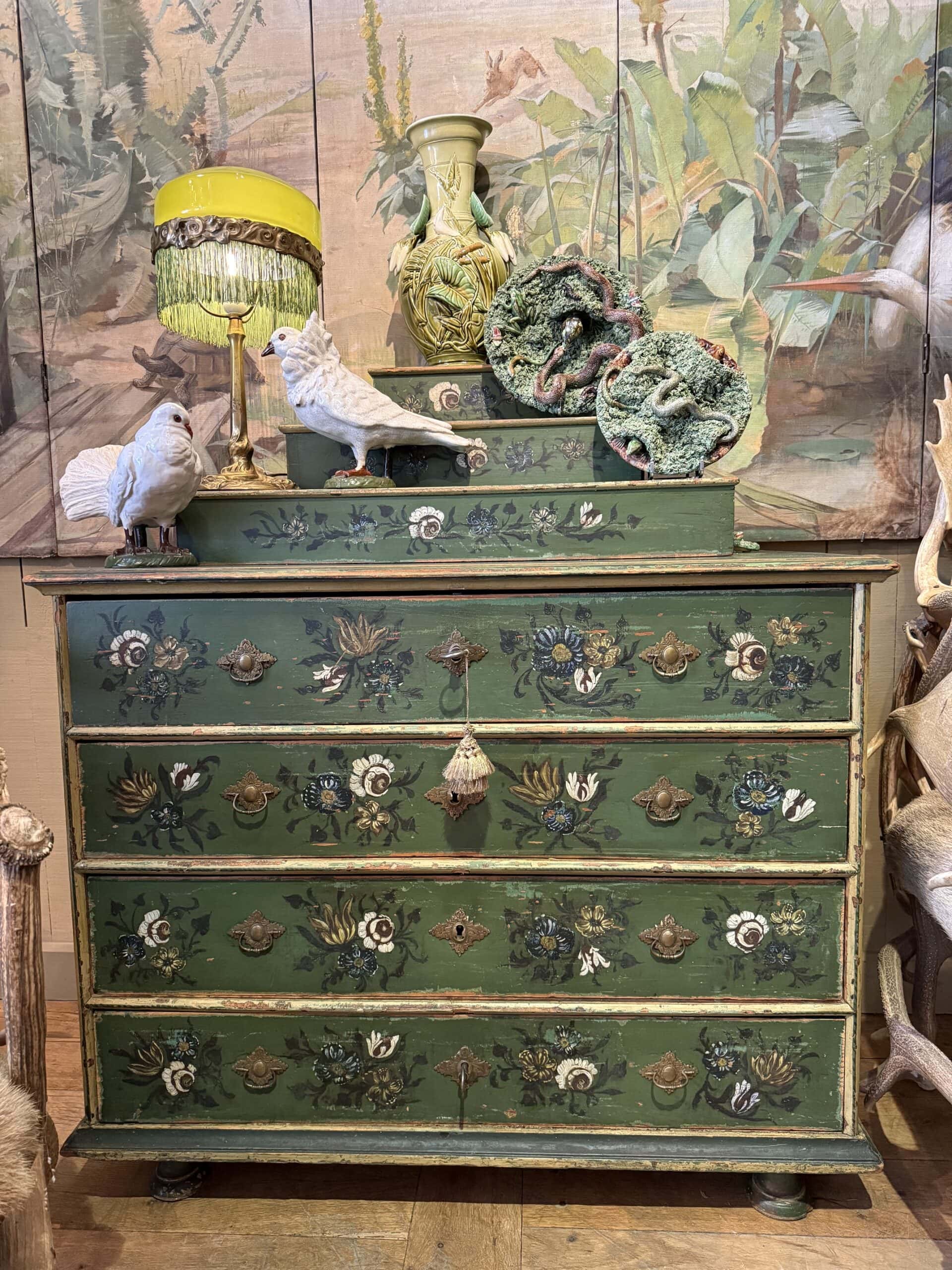 Commode à gradins en bois peint décor fleuri sur fond vert - Travail Norvégien Fin XIXe – Image 4