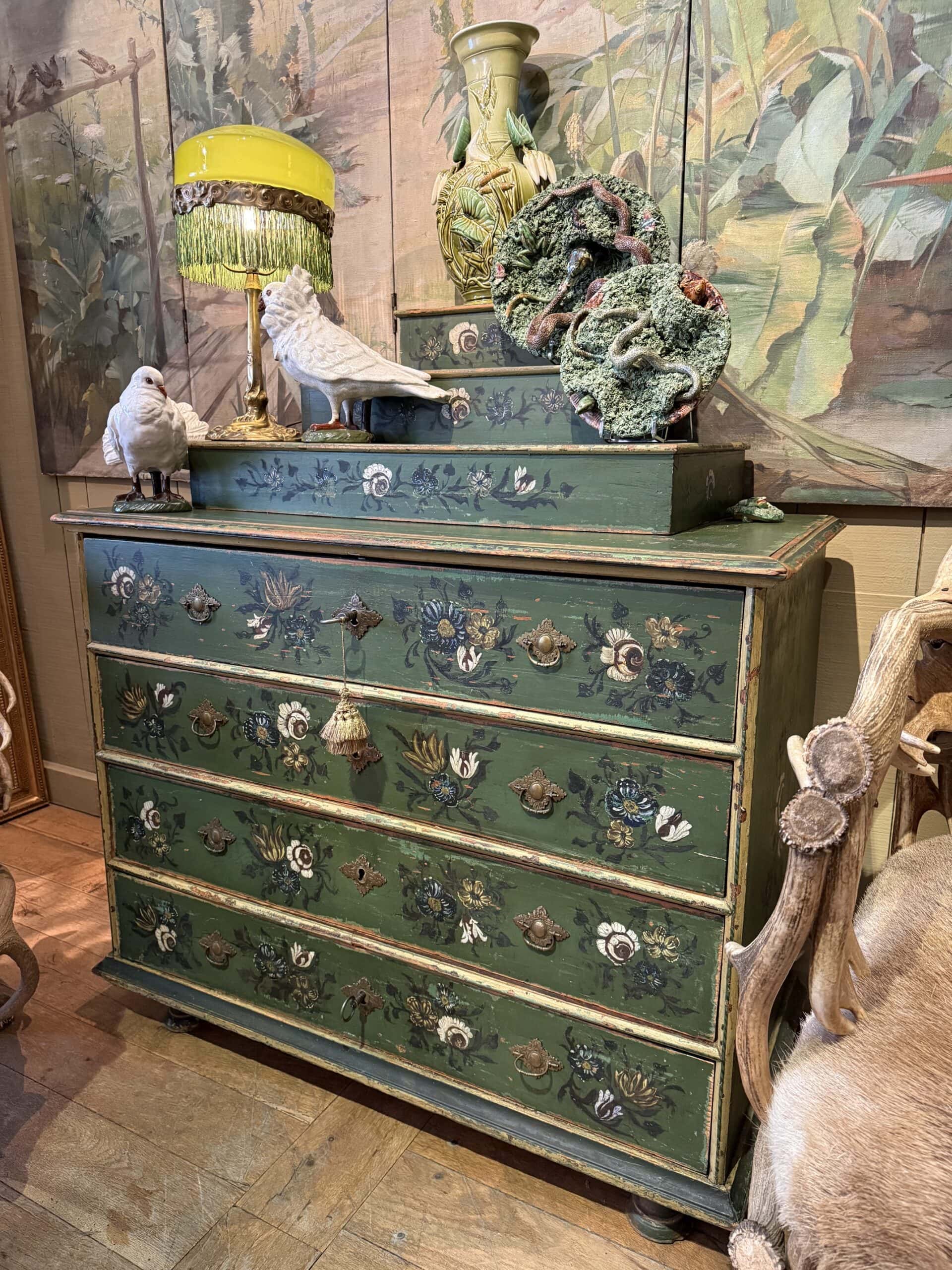 Commode à gradins en bois peint décor fleuri sur fond vert - Travail Norvégien Fin XIXe – Image 3
