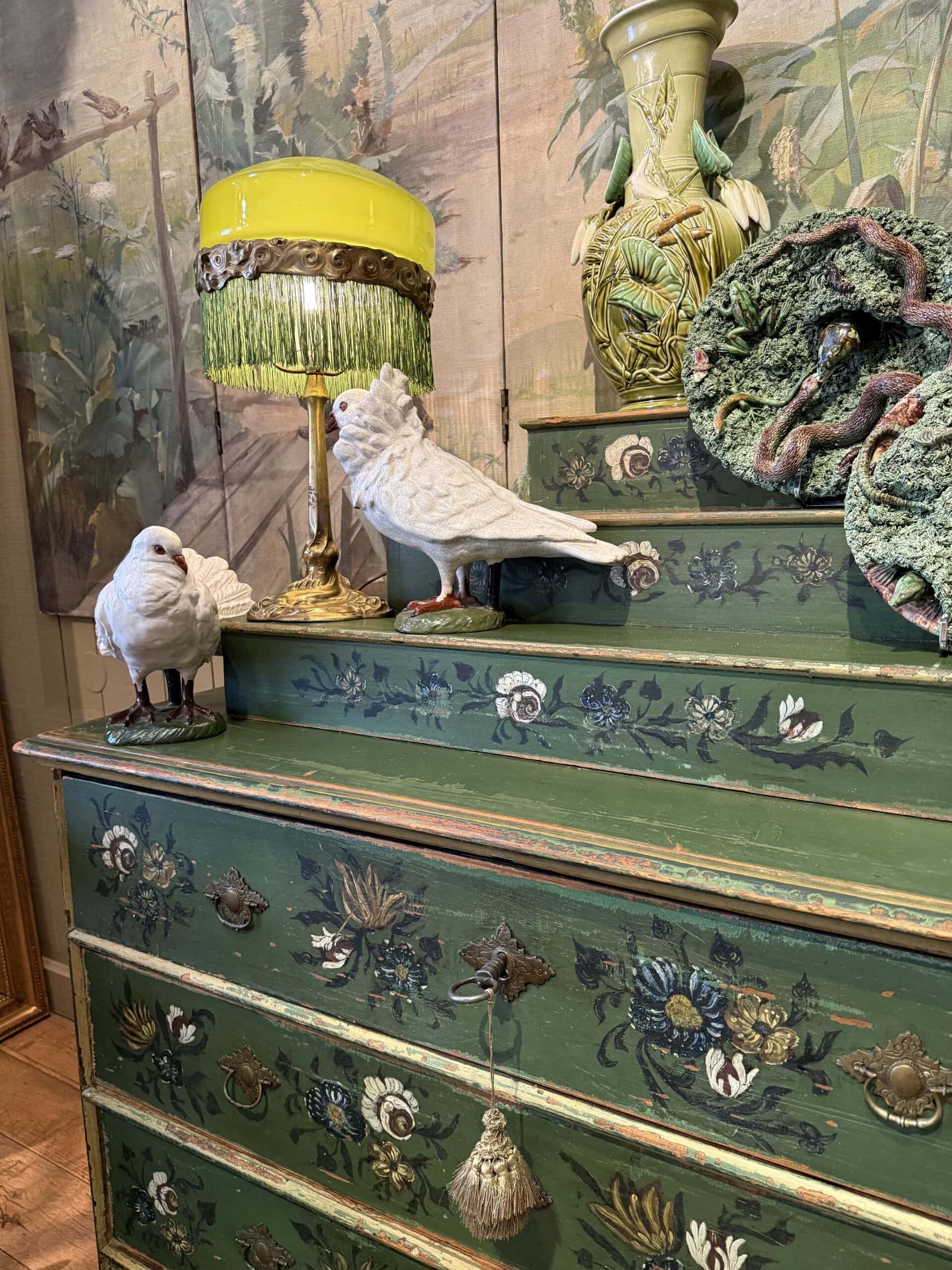 Commode à gradins en bois peint décor fleuri sur fond vert - Travail Norvégien Fin XIXe – Image 2