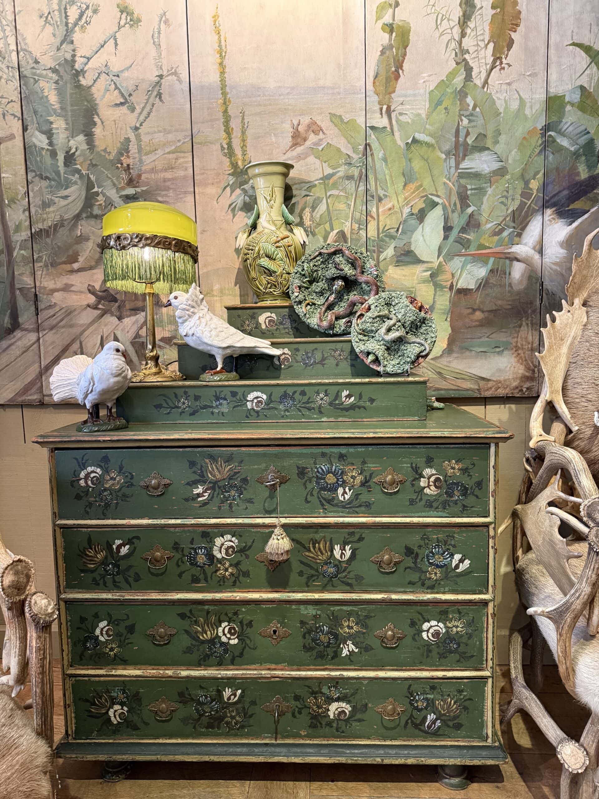 Commode à gradins en bois peint décor fleuri sur fond vert - Travail Norvégien Fin XIXe – Image 6