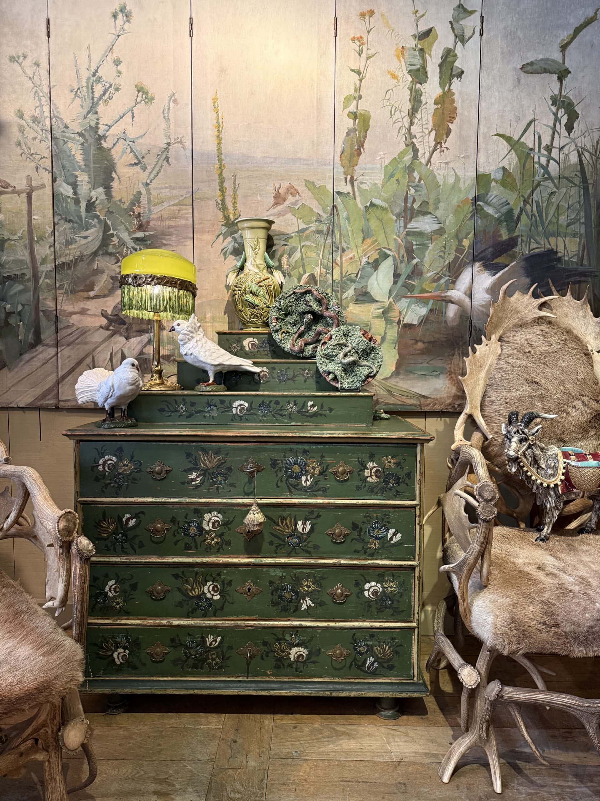 Commode à gradins en bois peint décor fleuri sur fond vert – Travail Norvégien Fin XIXe