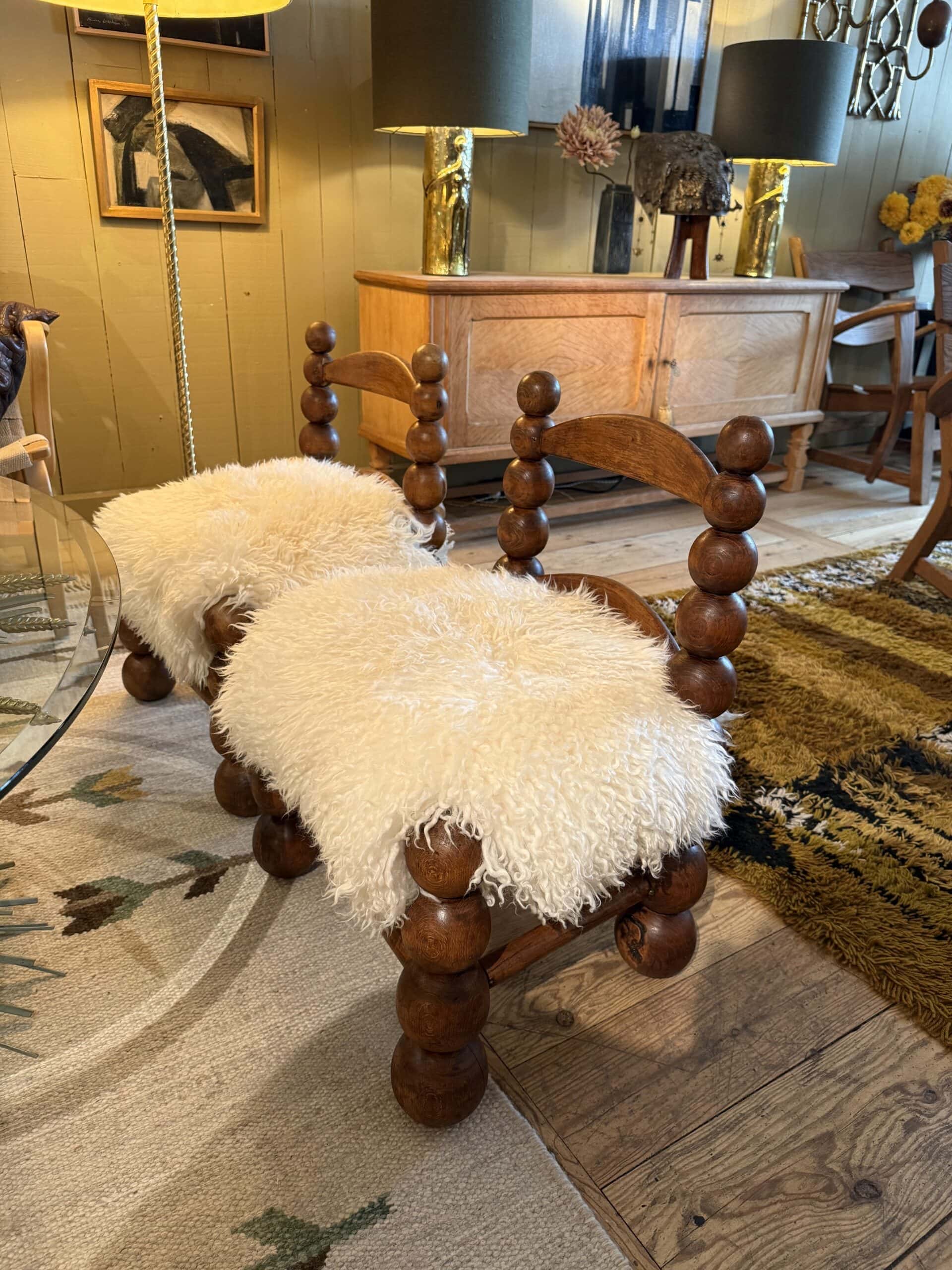 Paire de fauteuils d'âtre recouverts de peaux de mouton blanc cassé- France ca.1960 – Image 2