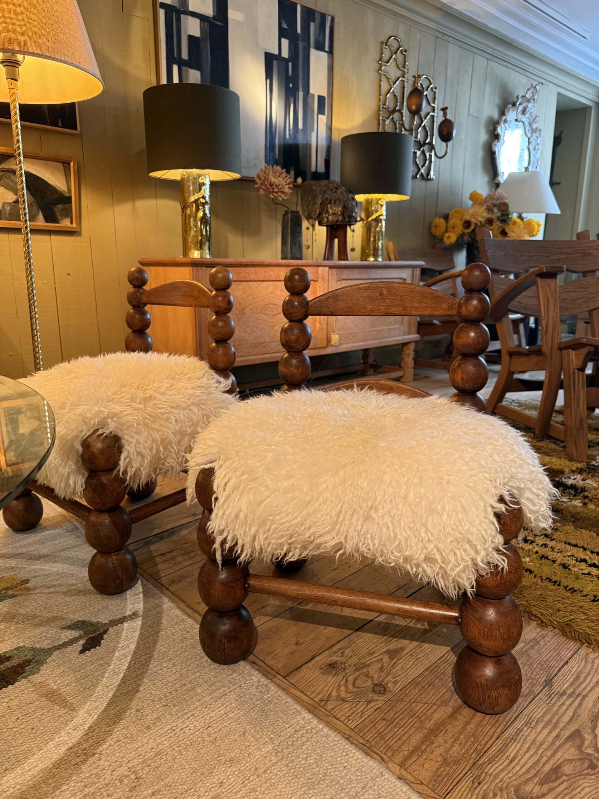 Paire de fauteuils d’âtre recouverts de peaux de mouton blanc cassé- France ca.1960