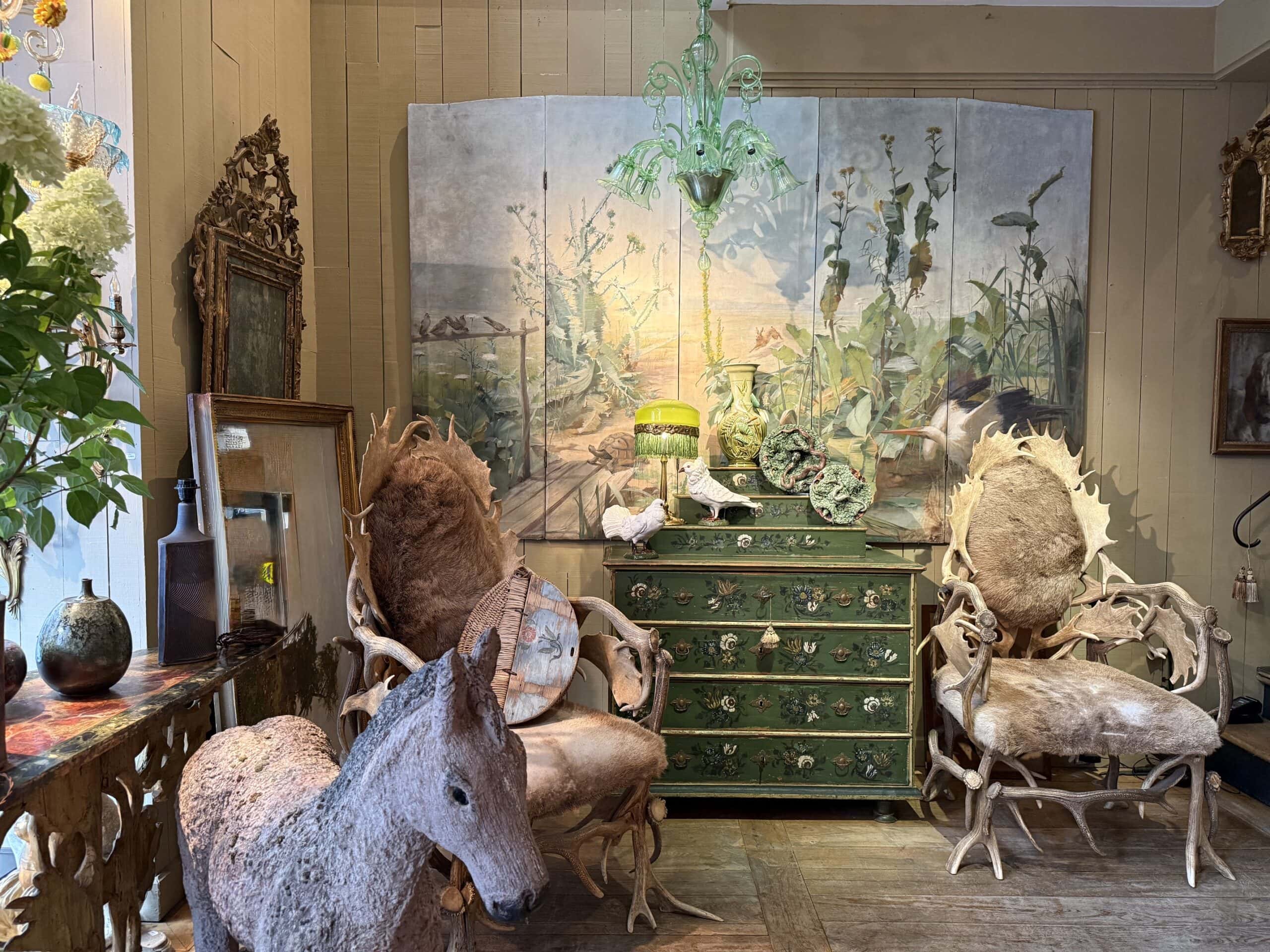 Commode à gradins en bois peint décor fleuri sur fond vert - Travail Norvégien Fin XIXe – Image 5