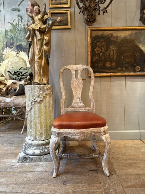 Paire de chaises baroques suédoise patine beige/vert pale ca.1800 - assise cuir – Image 2