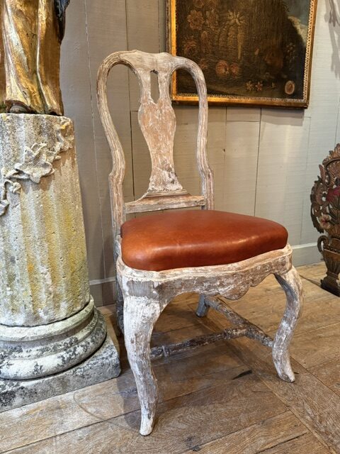 Paire de chaises baroques suédoise patine beige/vert pale ca.1800 - assise cuir – Image 3